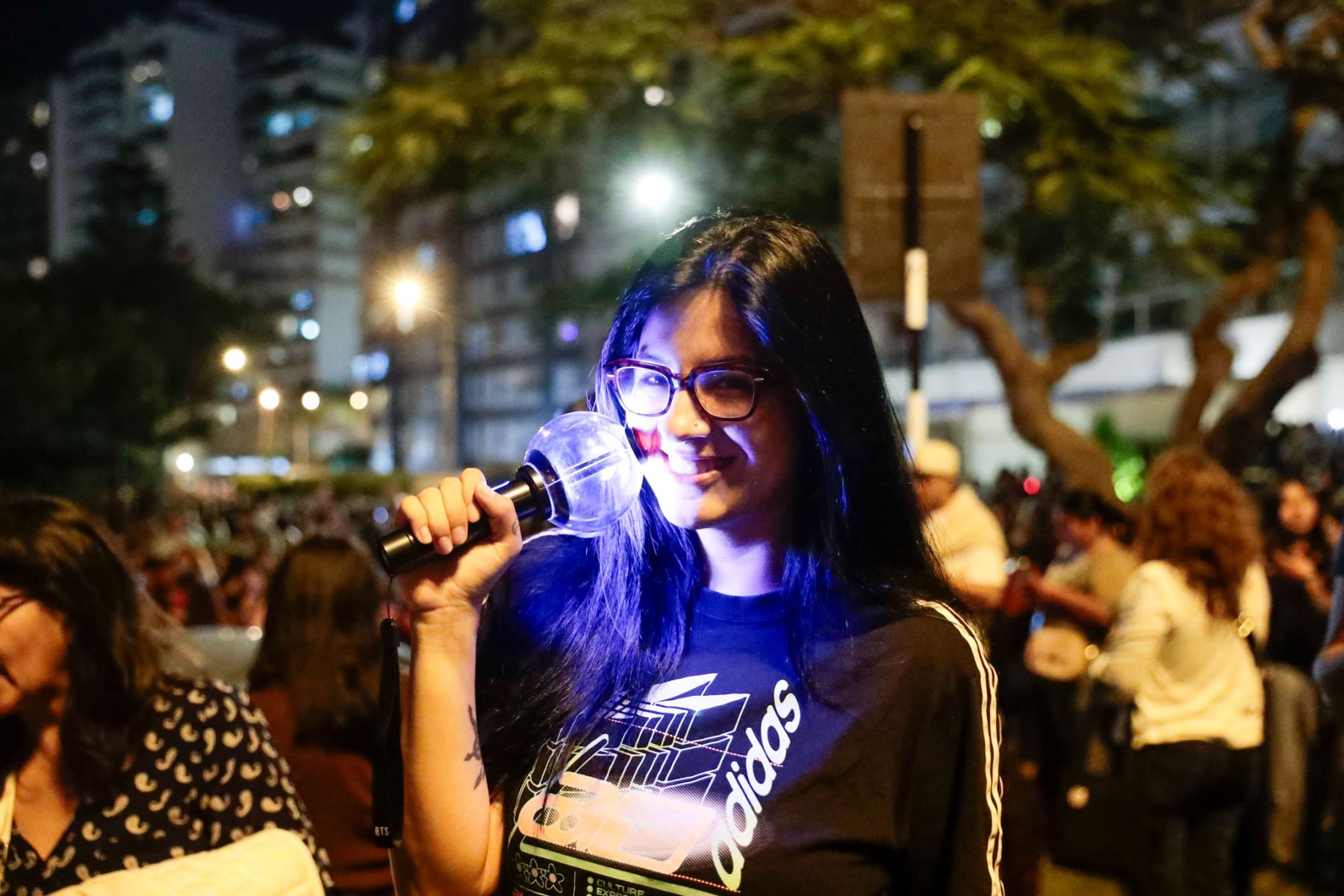 Cientos de seguidoras de BTS presenciaron un espectáculo de luces con drones en el cielo limeño, realizado en el marco de la visita de la agrupación surcoreana al Perú como parte de su gira BTS World Tour Arirang. La actividad se desarrolló desde el parque Armendáriz, en Miraflores. Foto: ANDINA/Daniel Bracamonte.