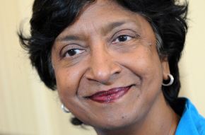 Jueza sudafricana Navanethem "Navi" Pillay gana el premio Nobel de la Paz.