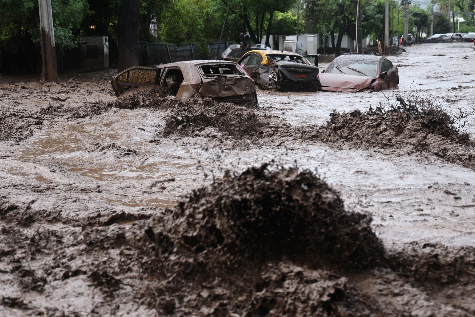 Vehículos afectados por un aluvión en la comuna de Las Condes, en Santiago de Chile. Foto: EFE