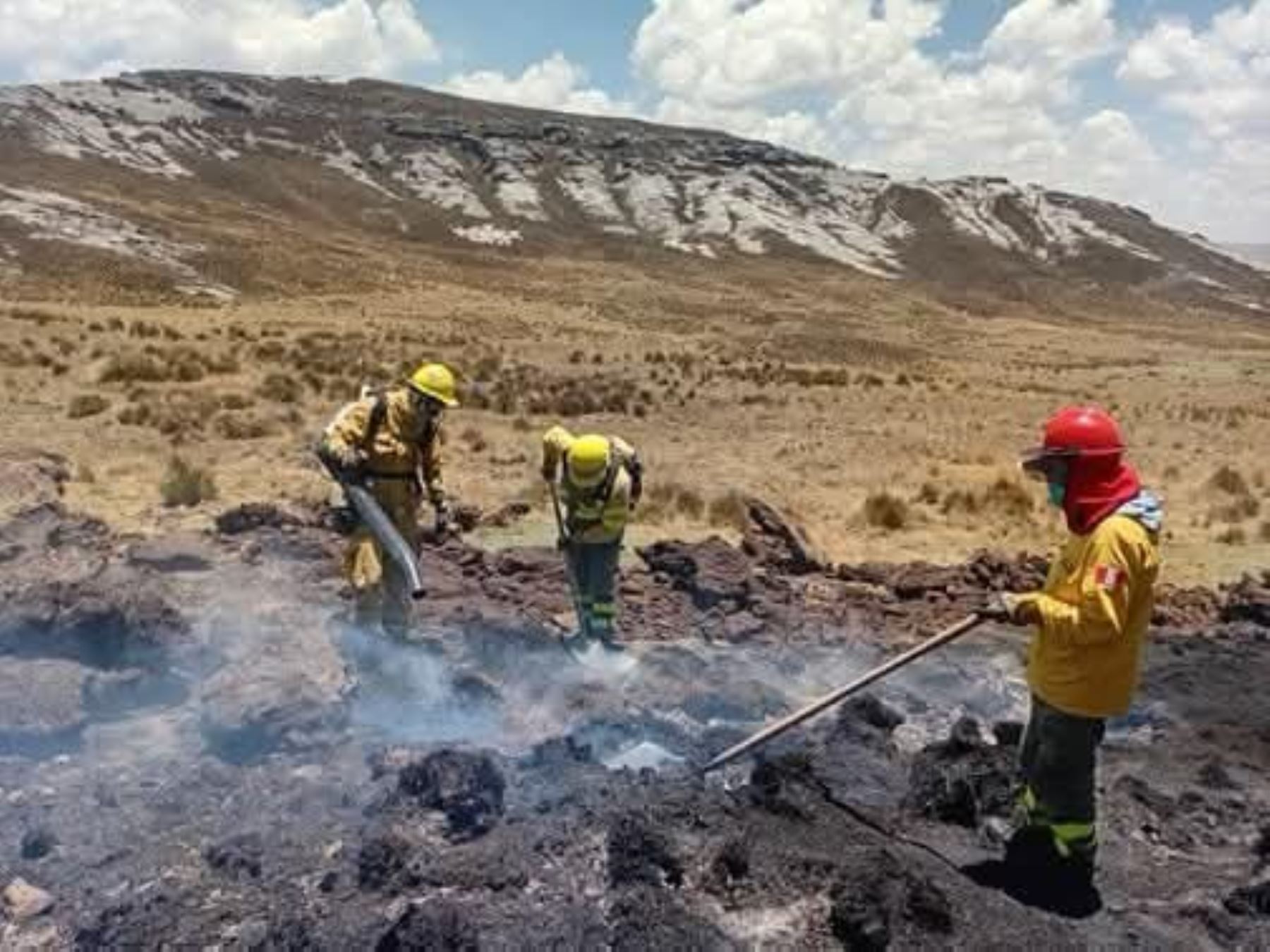 Devastador incendio forestal en Pasco amenaza el Santuario Bosque de Piedras de Huayllay