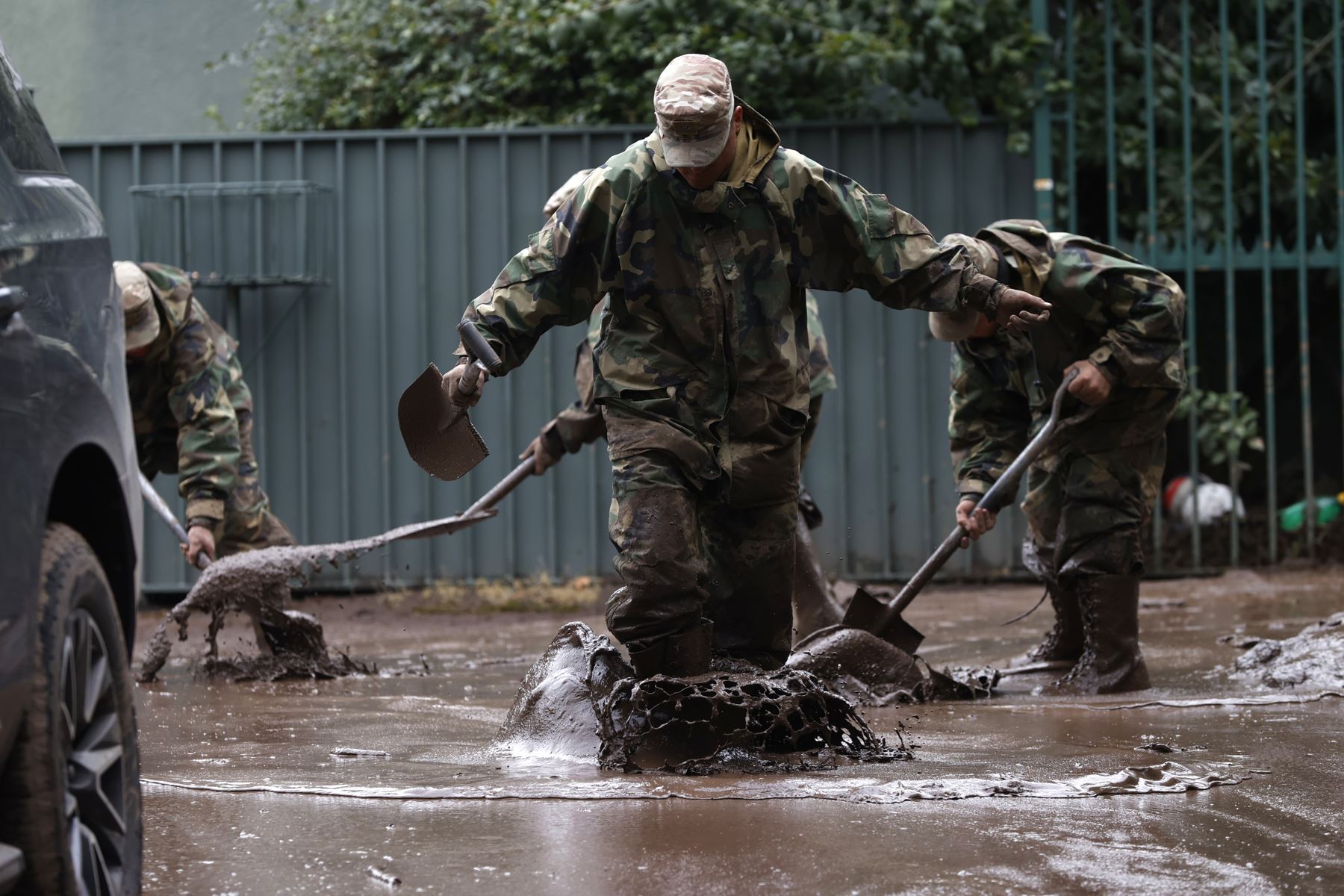 Integrantes del Ejército de Chile trabajan en la remoción de lodo tras el paso de un aluvión en la comuna de Las Condes este viernes, en Santiago  de Chile. Foto: EFE
