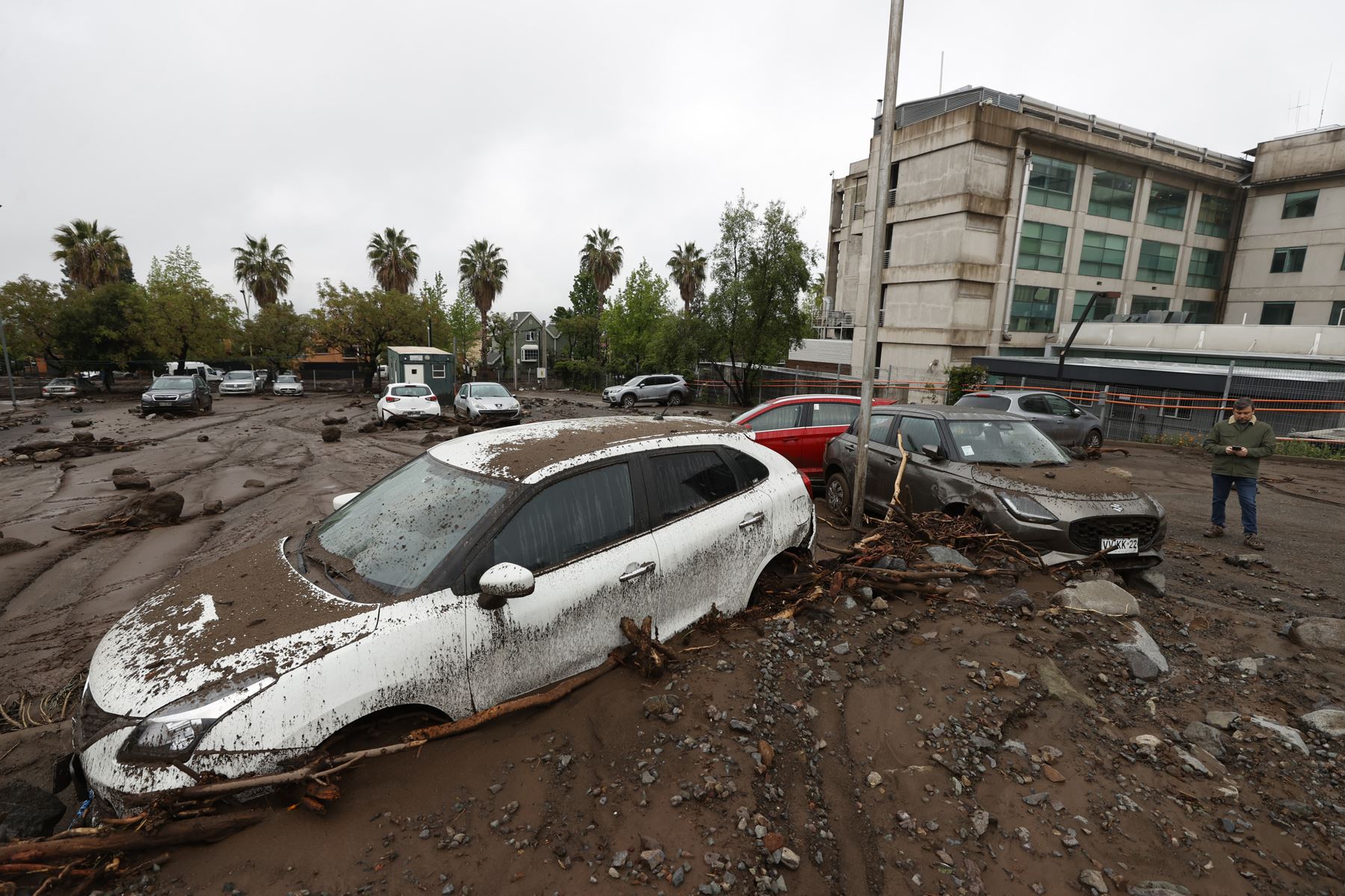 Vehículos afectados por el paso del aluvión en la comuna de Las Condes este viernes, en Santiago de Chile. Foto: AFP