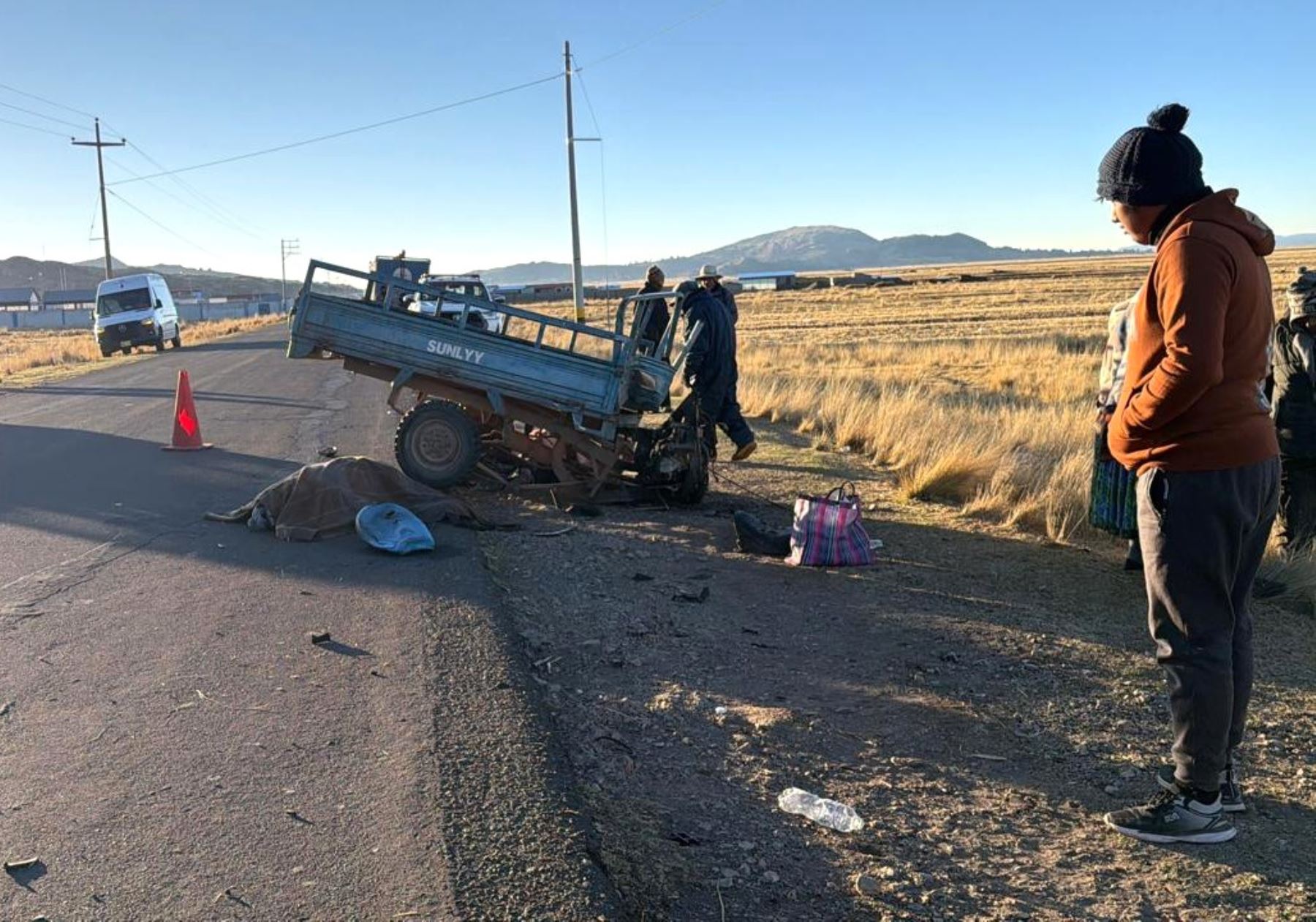 Puno: choque frontal entre miniván y motocarga deja tres muertos en vía Juliaca-Capachica