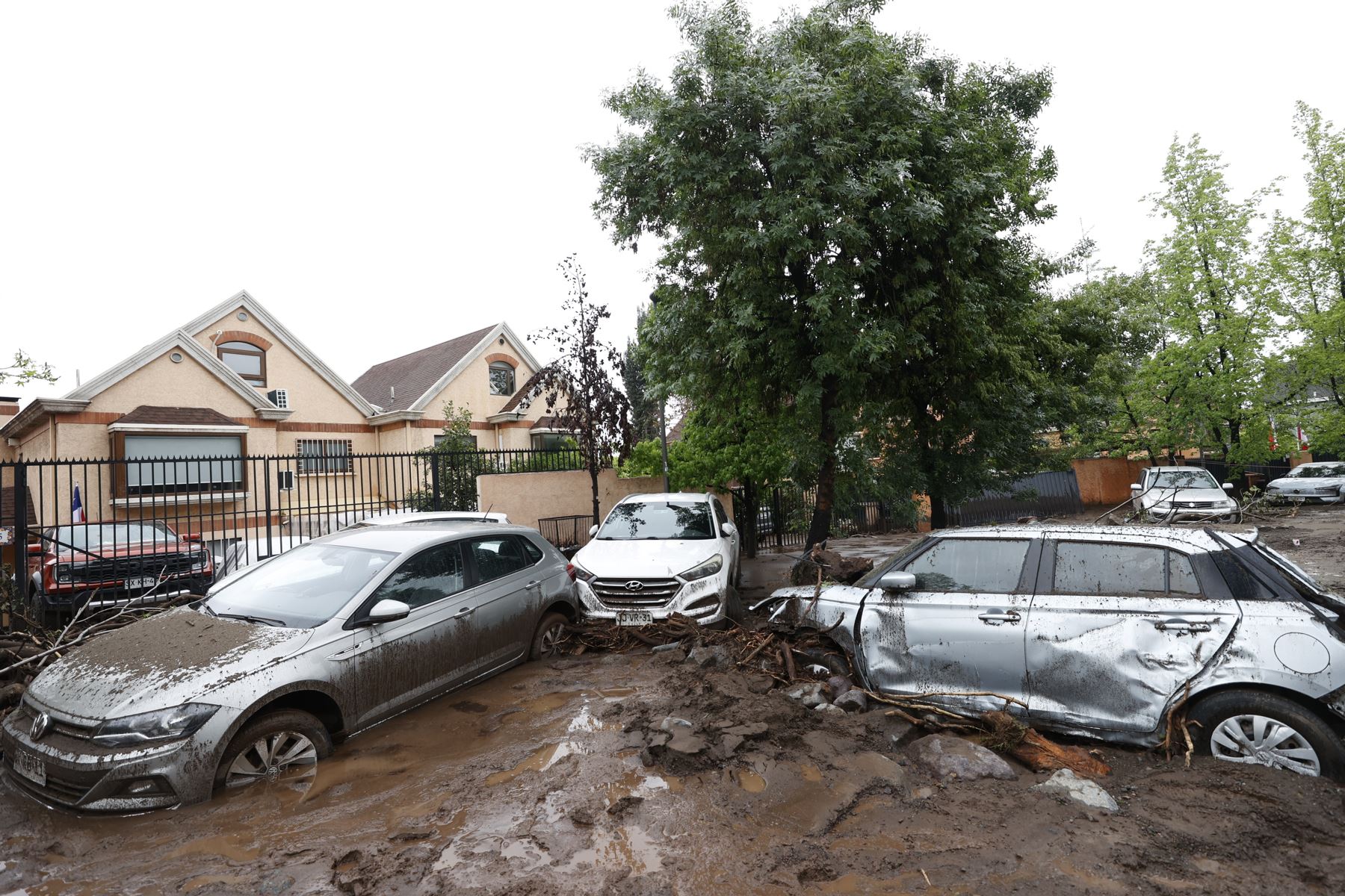 Vehículos afectados por el paso del aluvión en la comuna de Las Condes este viernes, en Santiago de Chile. Foto: EFE