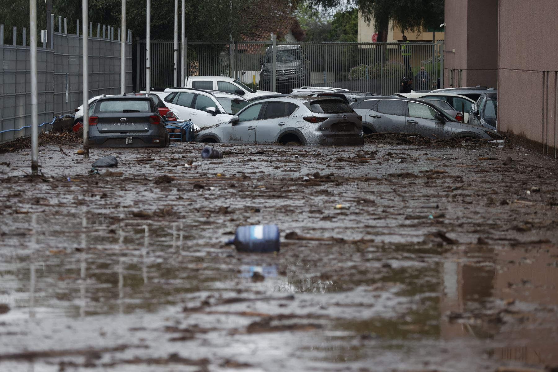 Vehículos afectados por el paso del aluvión en la comuna de Las Condes este viernes, en Santiago de Chile. Foto: EFE