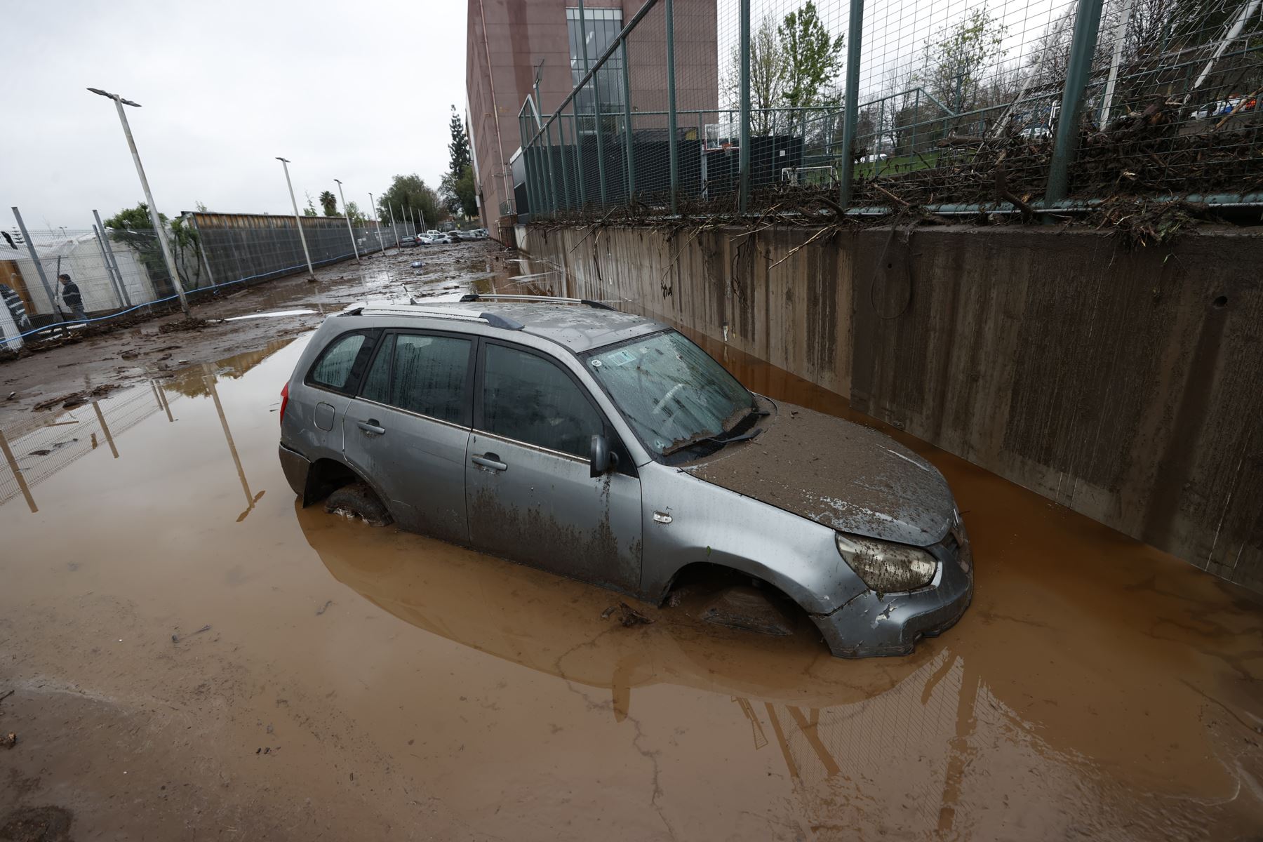 Vehículos afectados por el paso del aluvión en la comuna de Las Condes este viernes, en Santiago de Chile. Foto: EFE
