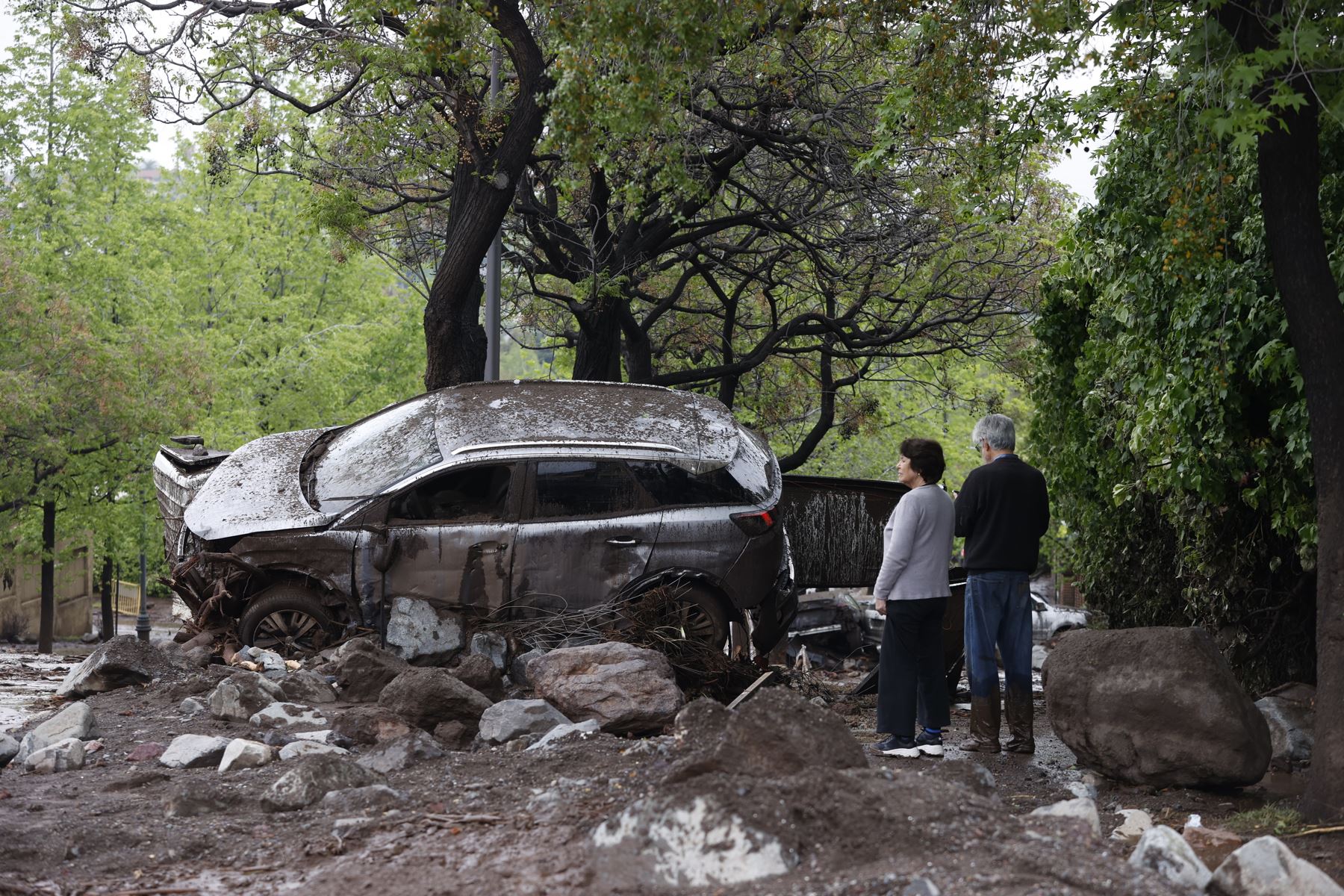Vehículos afectados por el paso del aluvión en la comuna de Las Condes este viernes, en Santiago de Chile. Foto: EFE