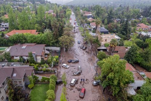 Chile decreta estado de catástrofe en el este de Santiago tras devastador torrente de agua