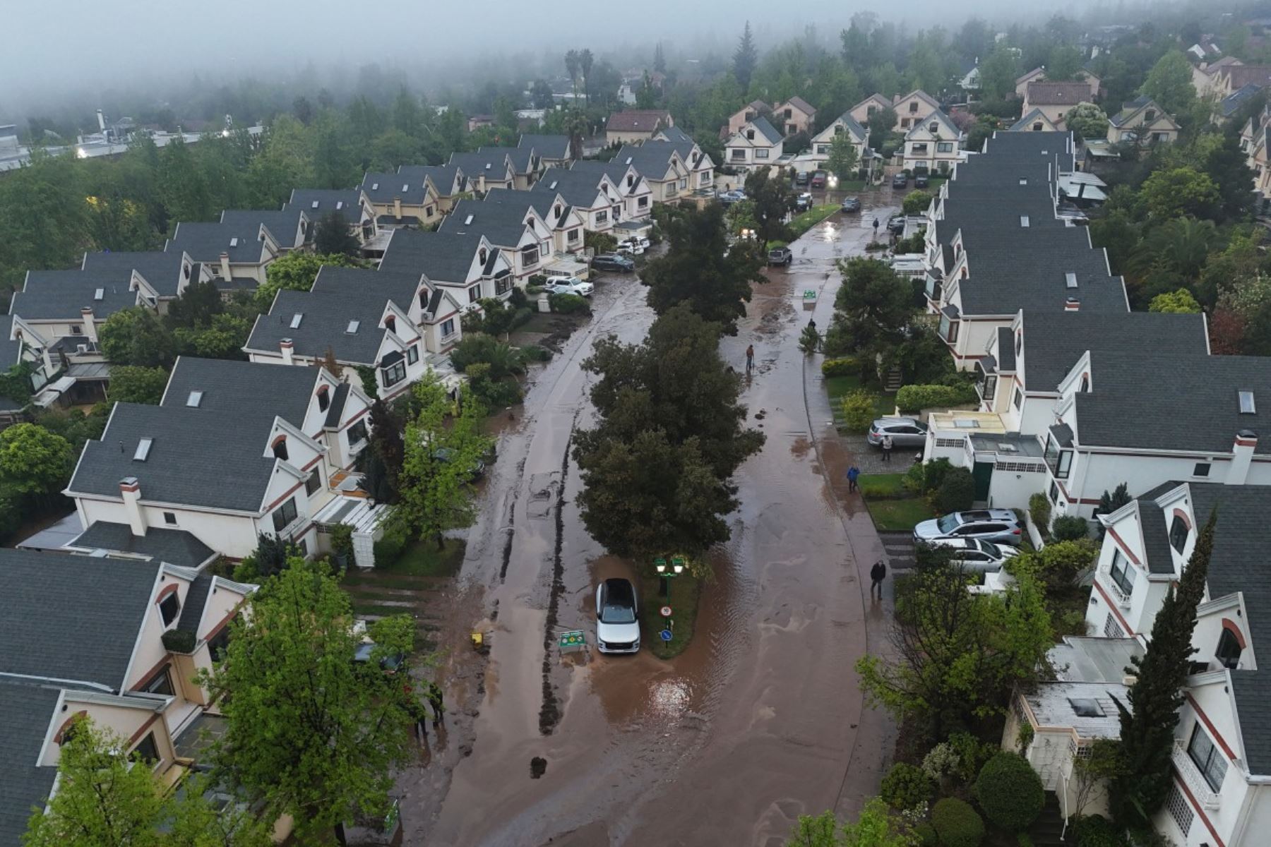 Las autoridades chilenas informaron que la emergencia desatada en Santiago, en medio de las fuertes lluvias que afectan la zona centro-sur del país, ha dejado hasta el momento seis personas heridas, además de múltiples y significativos daños materiales. Foto: AFP