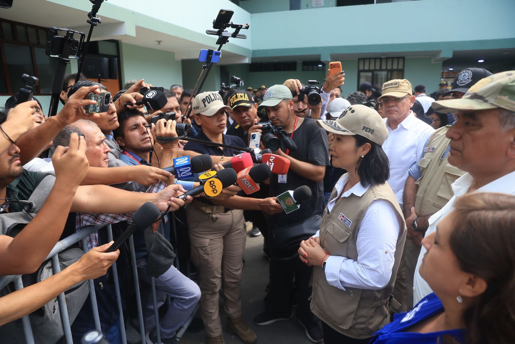 Presidenta de la República, Keiko Fujimori, encabezó la presentación de un contingente de 890 efectivos de unidades especializadas de la PNP, que reforzarán las acciones operativas en La Libertad. Foto: ANDINA/Prensa Presidencia