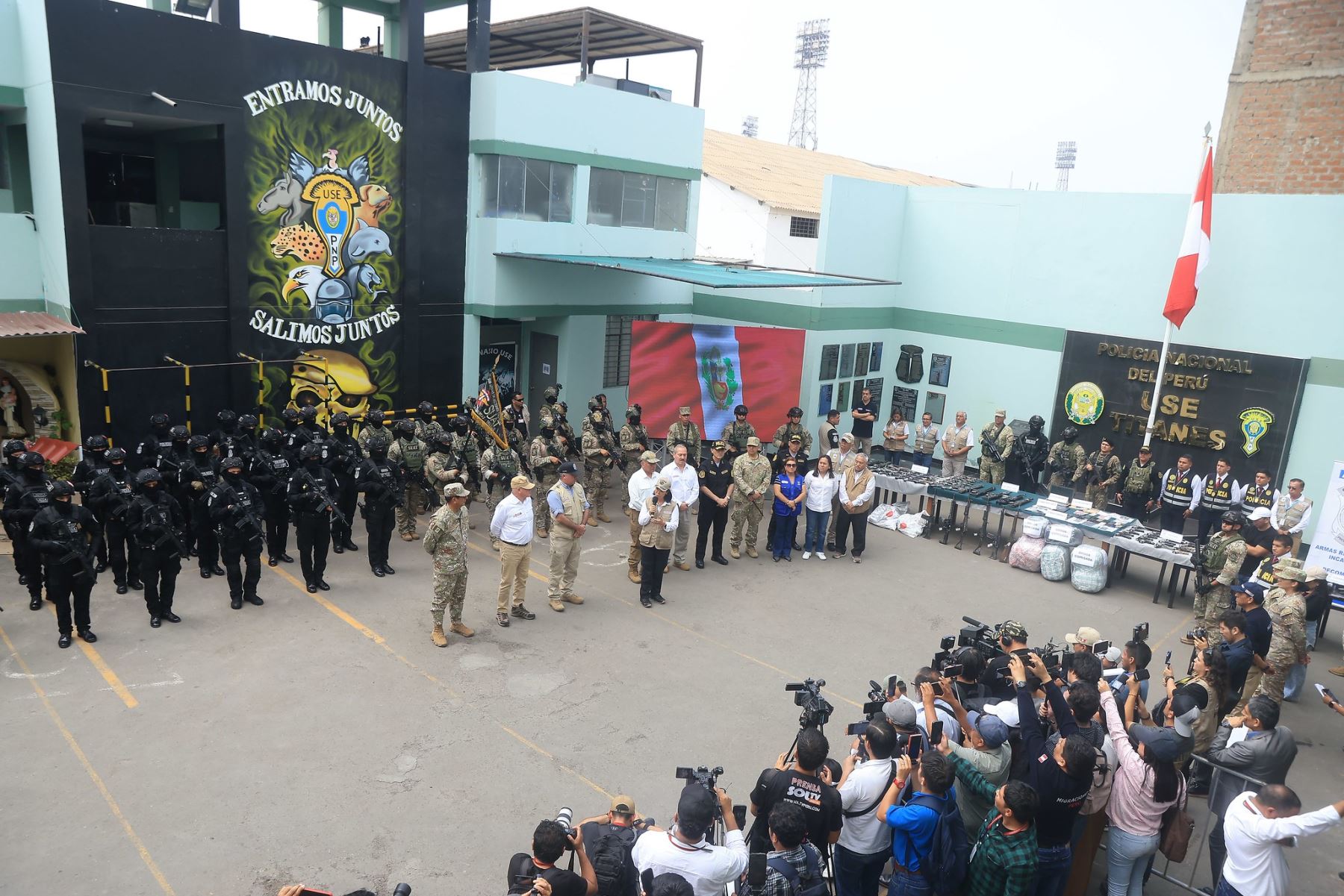 Presidenta de la República, Keiko Fujimori, encabezó la presentación de un contingente de 890 efectivos de unidades especializadas de la PNP, que reforzarán las acciones operativas en La Libertad. Foto: ANDINA/Prensa Presidencia