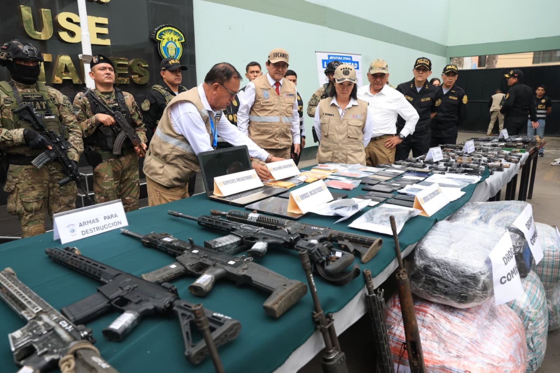 Presidenta de la República, Keiko Fujimori, encabezó la presentación de un contingente de 890 efectivos de unidades especializadas de la PNP, que reforzarán las acciones operativas en La Libertad. Foto: ANDINA/Prensa Presidencia