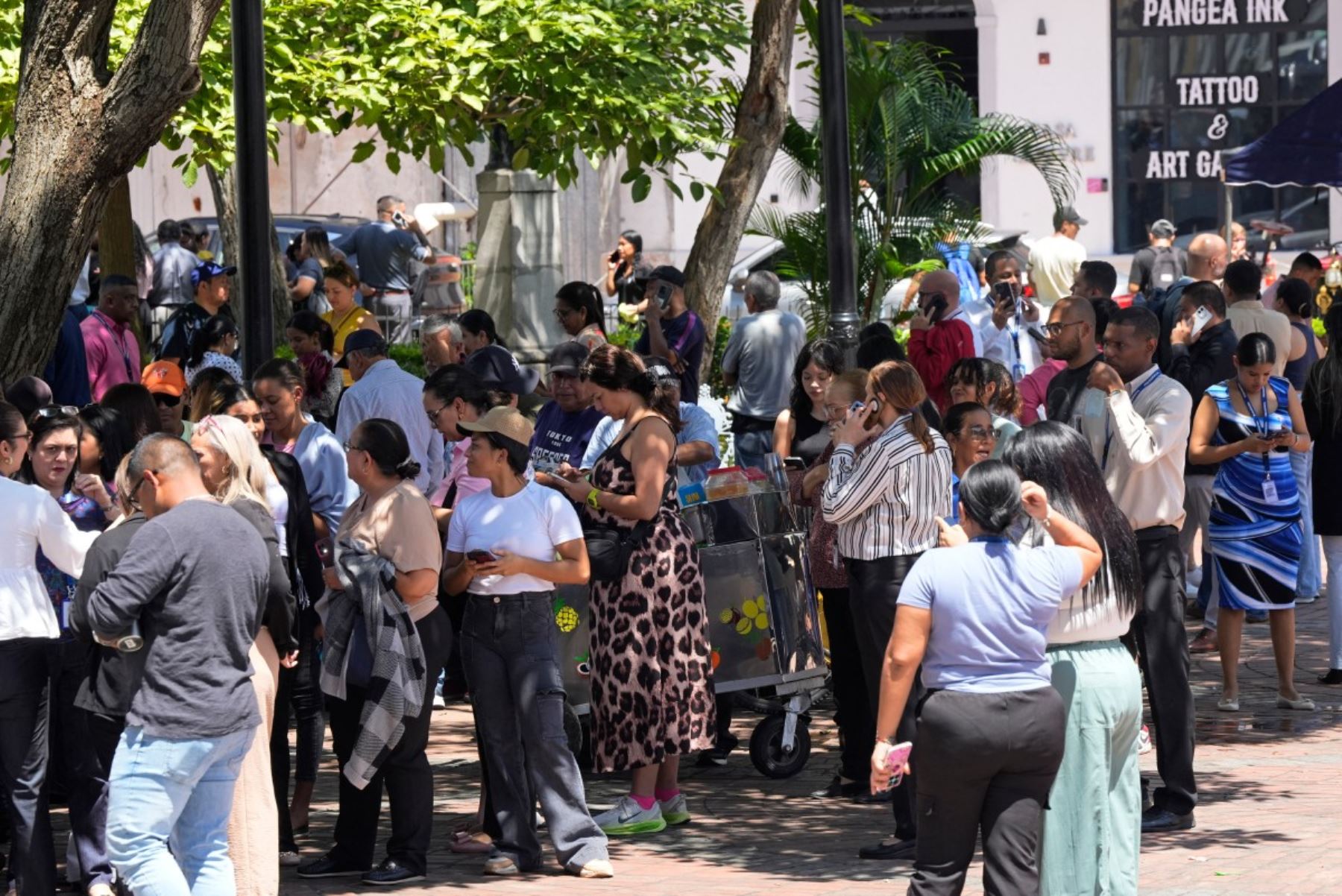 Las autoridades evalúan los daños ocasionados por el sismo de magnitud 7,7 que remeció el país y fue seguido por varias réplicas, algunas de ellas de magnitud 6, mientras exhortan a la población a mantener la calma. Foto: AFP
