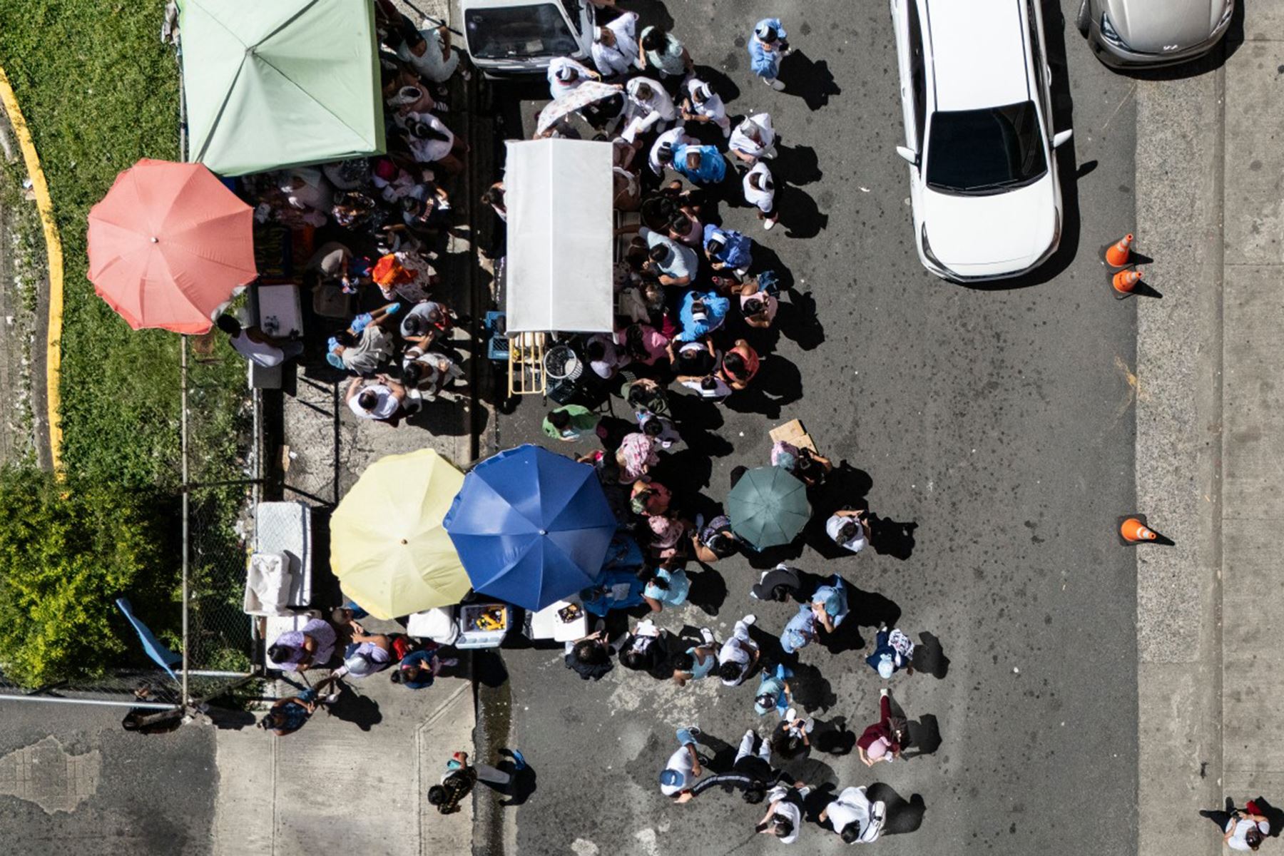 Vista aérea muestra la evacuación de personas en el Hospital del Niño tras un fuerte terremoto de magnitud 7,7 que sacudió el país, en Ciudad de Panamá. Foto: AFP