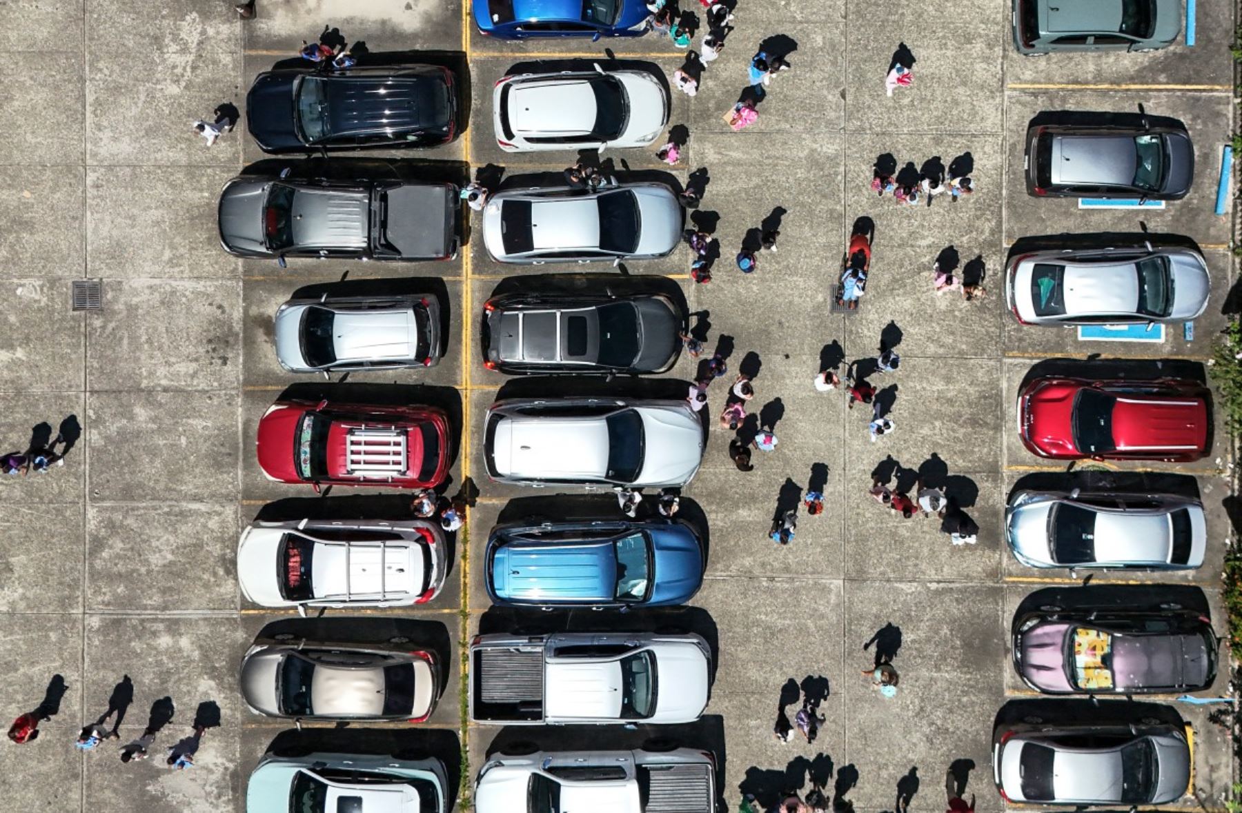 Vista aérea muestra la evacuación de personas en el Hospital del Niño tras un fuerte terremoto de magnitud 7,7 que sacudió el país, en Ciudad de Panamá. Foto: AFP