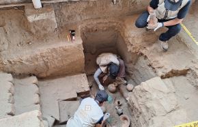 Un equipo de arqueólogos del Proyecto Huacas de Moche descubrió la tumba de un infante de la élite mochica y valiosas evidencias al pie de la Huaca de la Luna. Foto: Luis Puell