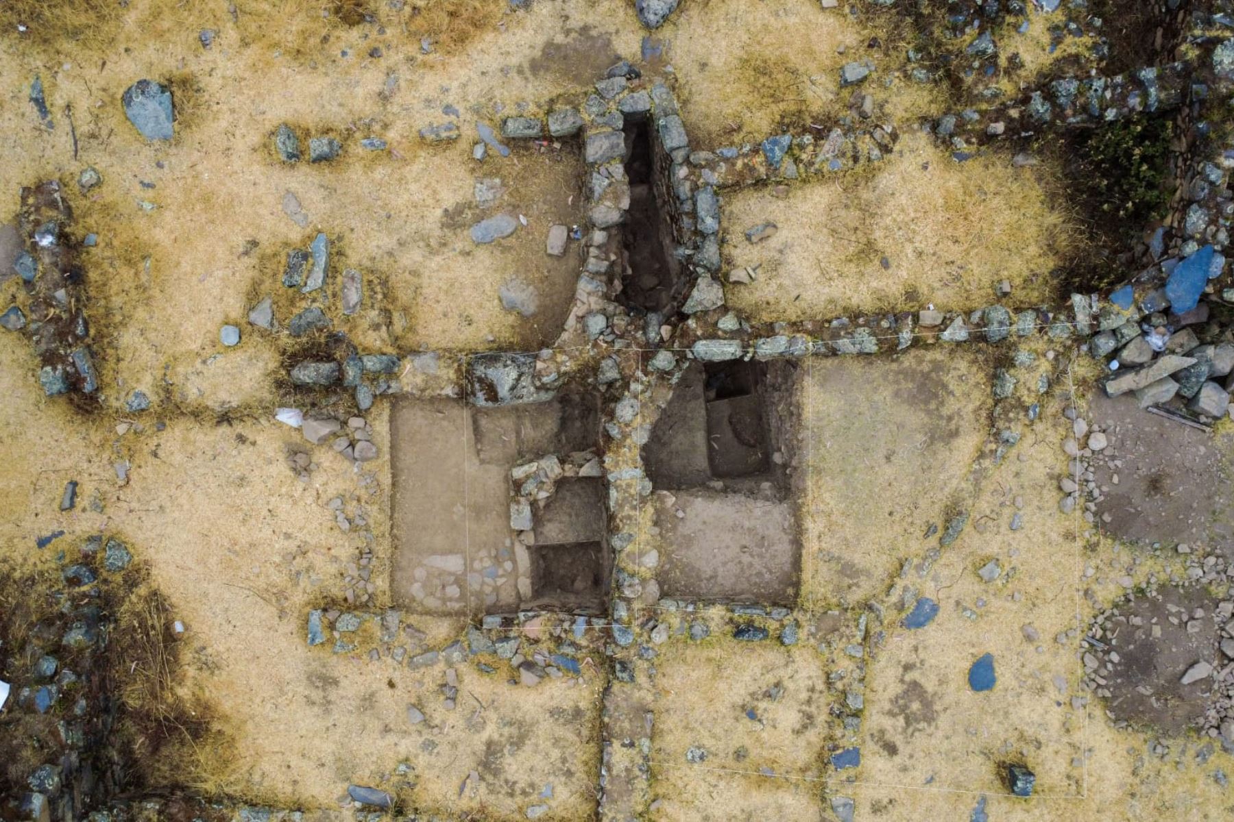 Las investigaciones arqueológicas desarrolladas en el sitio de Antashuaypu, ubicado en el distrito de Andajes, provincia limeña de Oyón, han permitido identificar evidencias de la presencia de la cultura Wari en la cuenca alta del río Huaura, un territorio cuya ocupación prehispánica había sido poco estudiada. Foto: ANDINA/Difusión