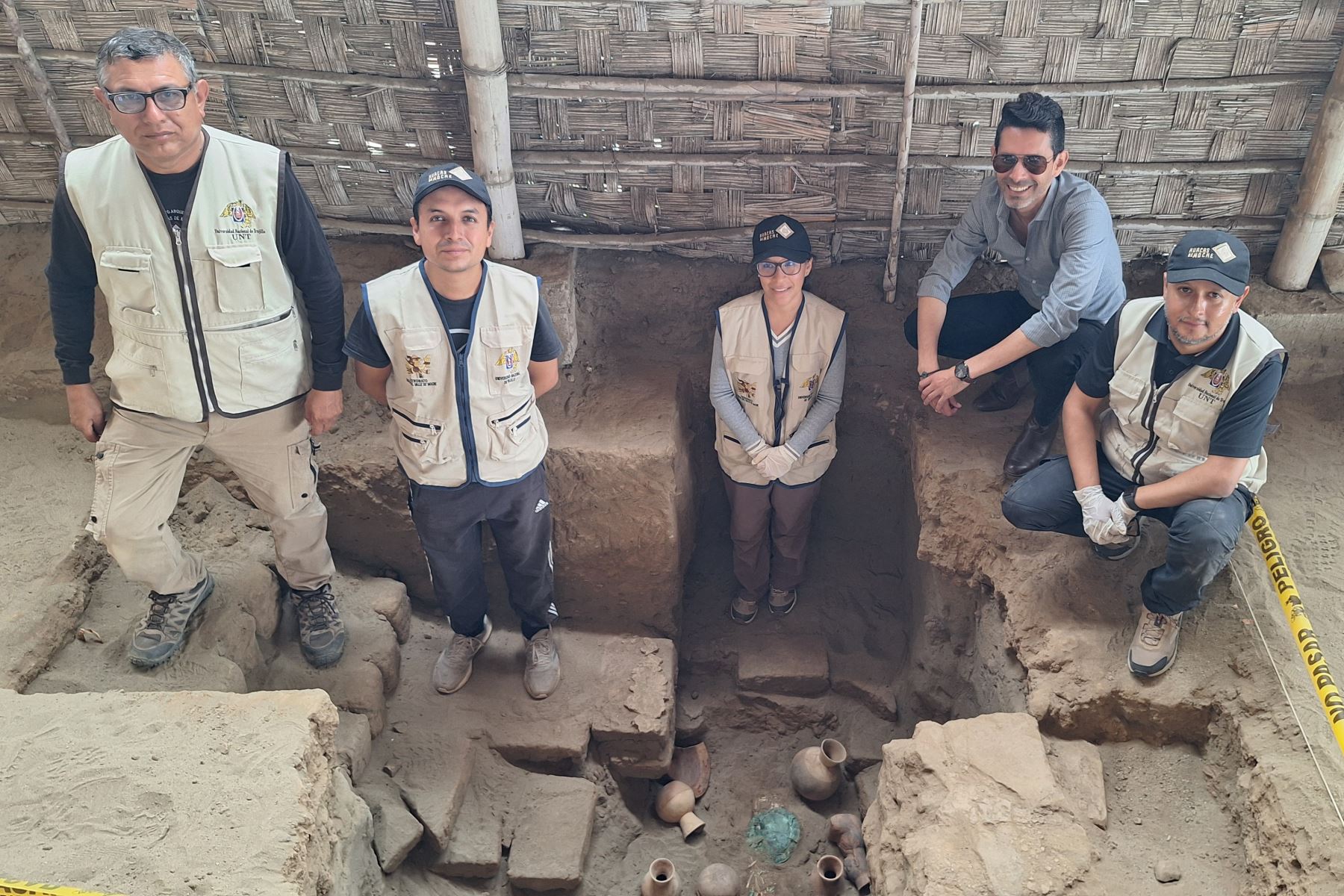 Hace unos días, arqueólogos del Proyecto Huacas de Moche, que excavaban en la plataforma funeraria Uhle, ubicada junto al Patio de las Serpientes, se encontraron con la tumba de un menor que pertenecería al último momento de esta sociedad. Foto: ANDINA/Luis Puell