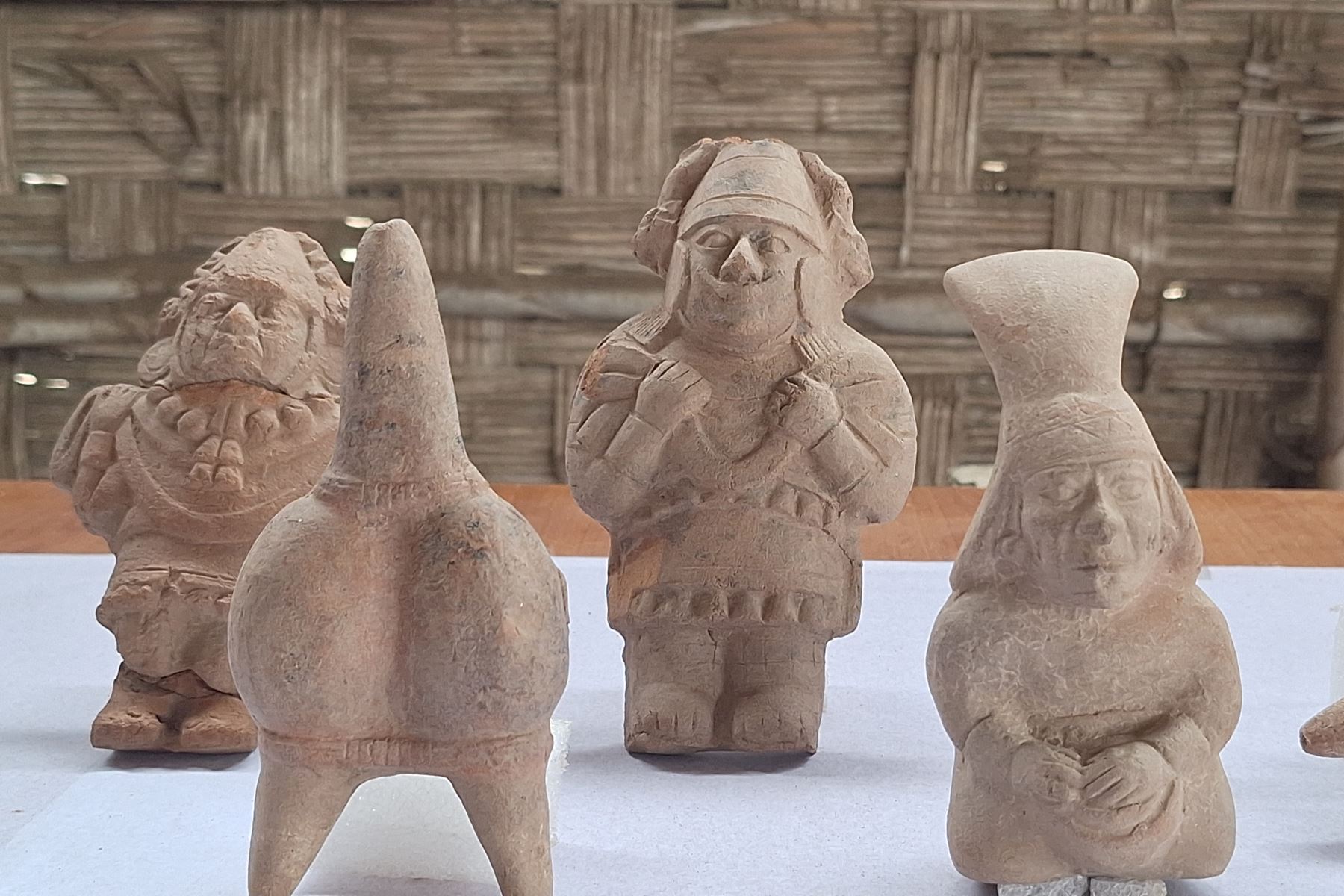 El ajuar funerario del menor estuvo acompañado por 32 elementos de cerámica en forma de platos decorados, vasijas con personajes ornitomorfos, de prisioneros y también escenas de sacrificio, lucha y dioses.  Foto: ANDINA/Luis Puell