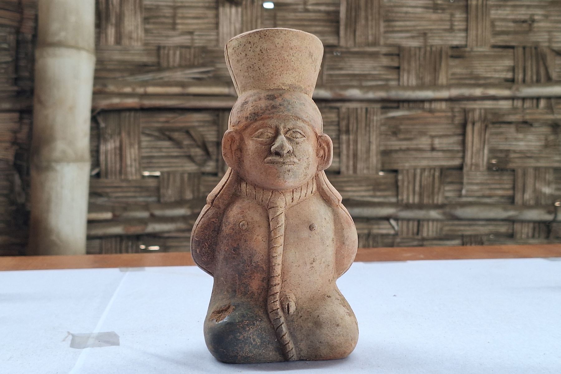 Enrique Zavaleta Paredes, arqueólogo residente de la investigación, informó en sus más de dos décadas excavando en la huaca de la Luna, es la primera vez que se encuentra con una tumba con este tipo de ofrendas. Foto: ANDINA/Luis Puell