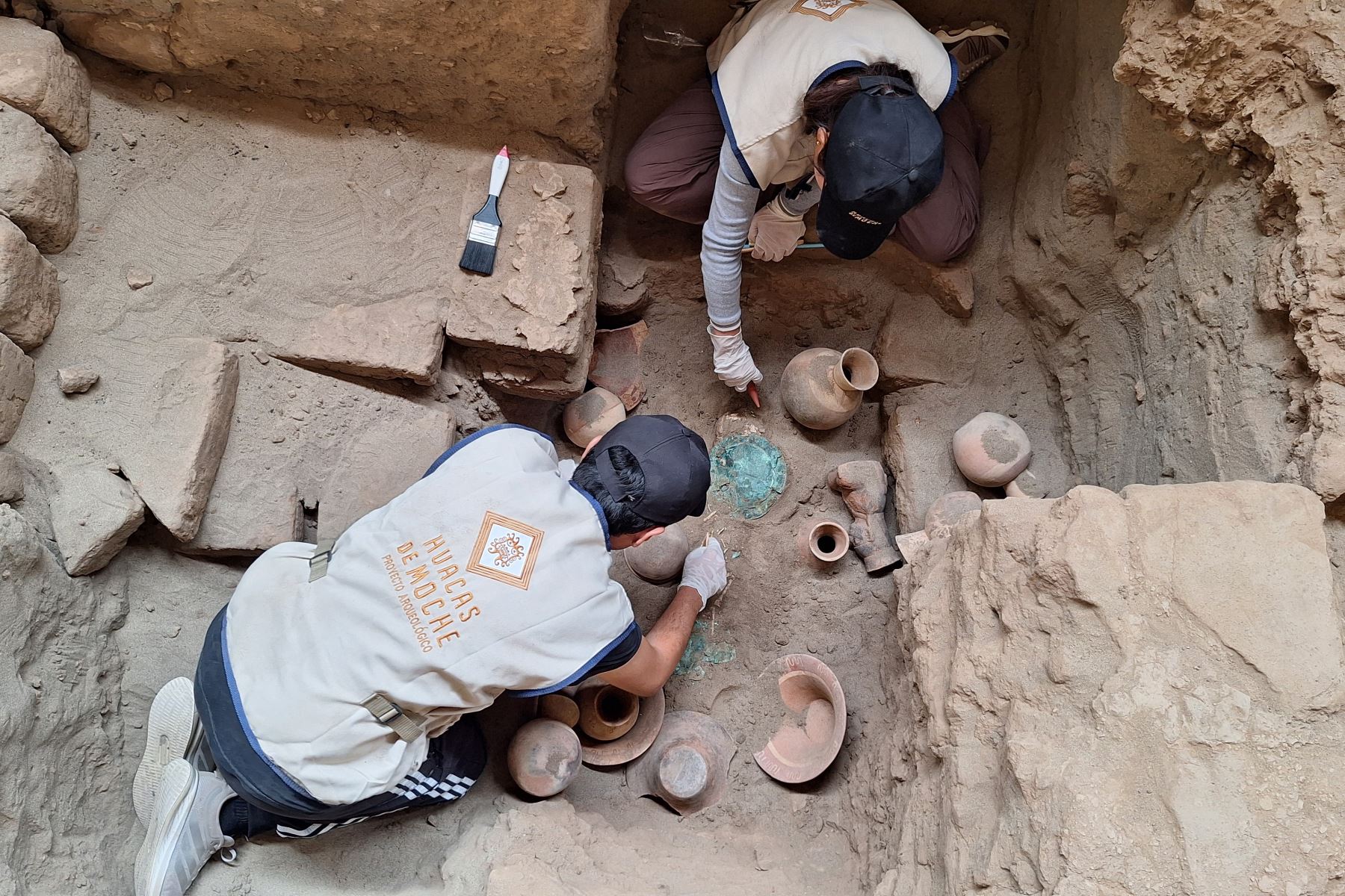La tumba del menor tiene 1,20 metros de largo por 70 centímetros de ancho y 1,20 metros de profundidad. Tiene un sistema encajonado típico de los mochica. Foto: ANDINA/Luis Puell