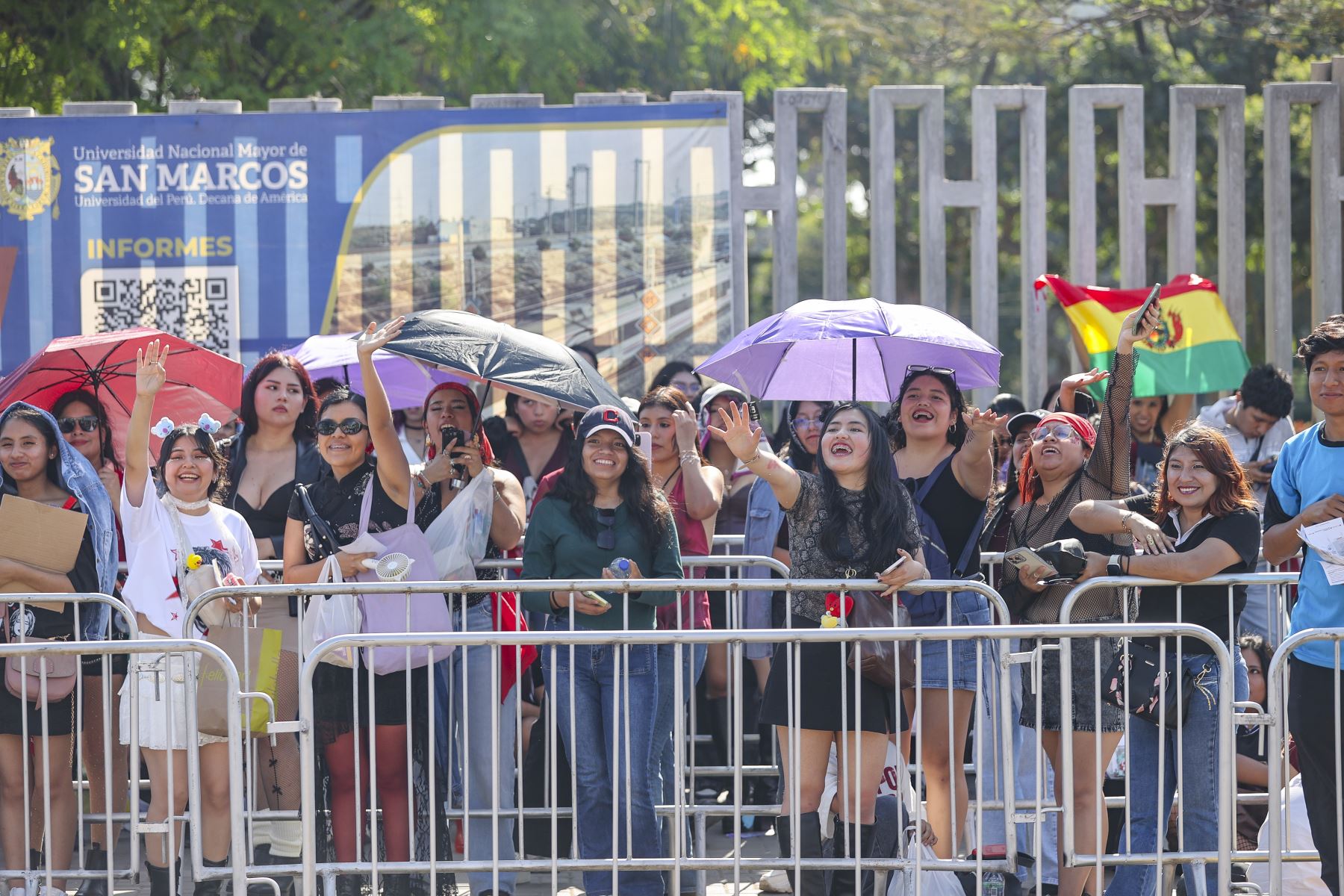 Decenas de seguidores de la banda surcoreana BTS llegan desde tempranas horas a los exteriores del estadio de la Universidad Nacional Mayor de San Marcos, donde forman largas colas bajo un intenso sol a la espera de la segunda fecha de conciertos de la agrupación.
Foto: ANDINA/Andrés Valle