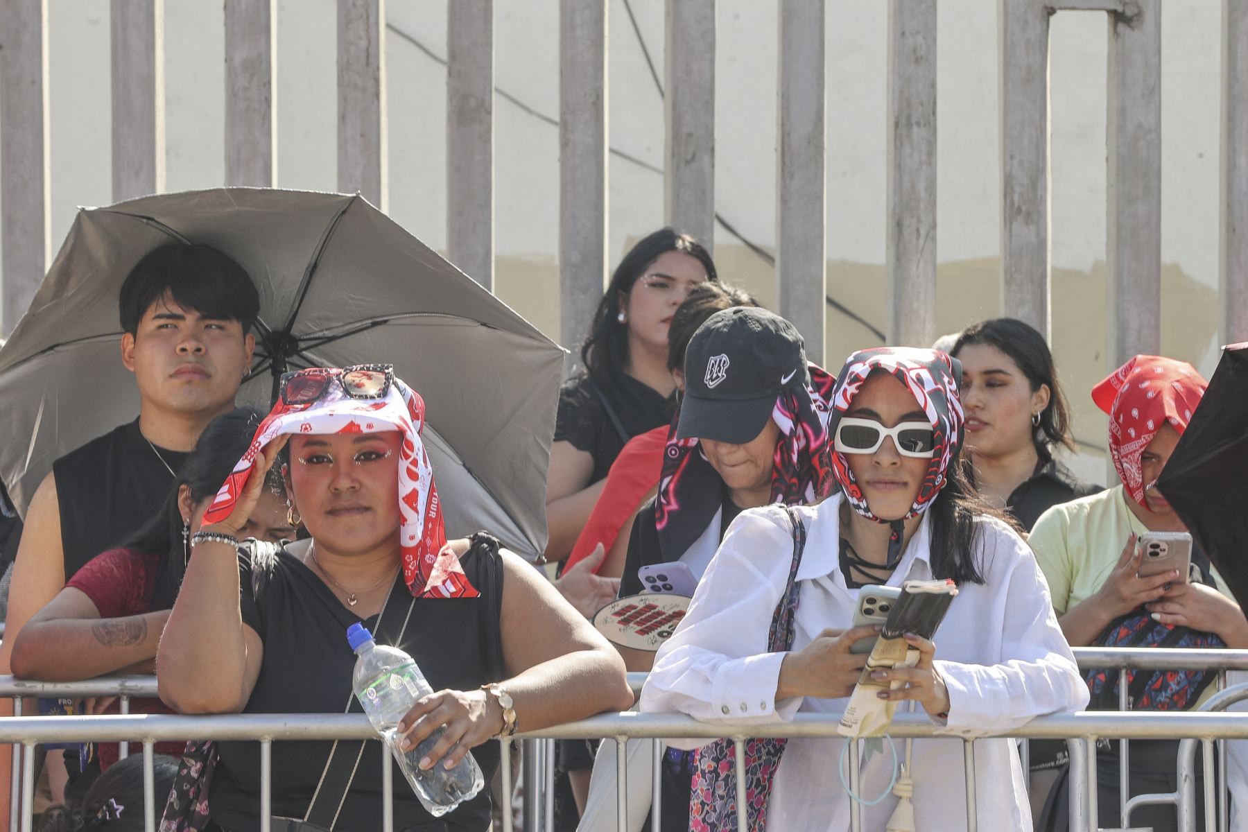 Decenas de seguidores de la banda surcoreana BTS llegan desde tempranas horas a los exteriores del estadio de la Universidad Nacional Mayor de San Marcos, donde forman largas colas bajo un intenso sol a la espera de la segunda fecha de conciertos de la agrupación. 
Foto: ANDINA/Andrés Valle