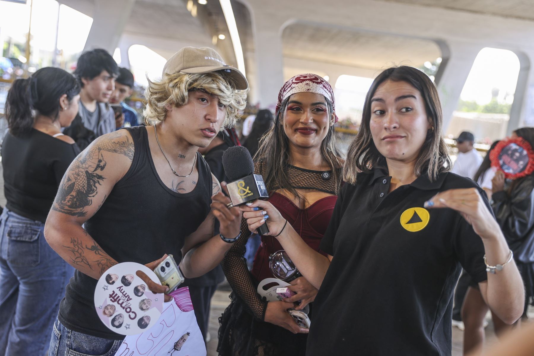 Decenas de seguidores de la banda surcoreana BTS llegan desde tempranas horas a los exteriores del estadio de la Universidad Nacional Mayor de San Marcos, donde forman largas colas bajo un intenso sol a la espera de la segunda fecha de conciertos de la agrupación. 
Foto: ANDINA/Andrés Valle