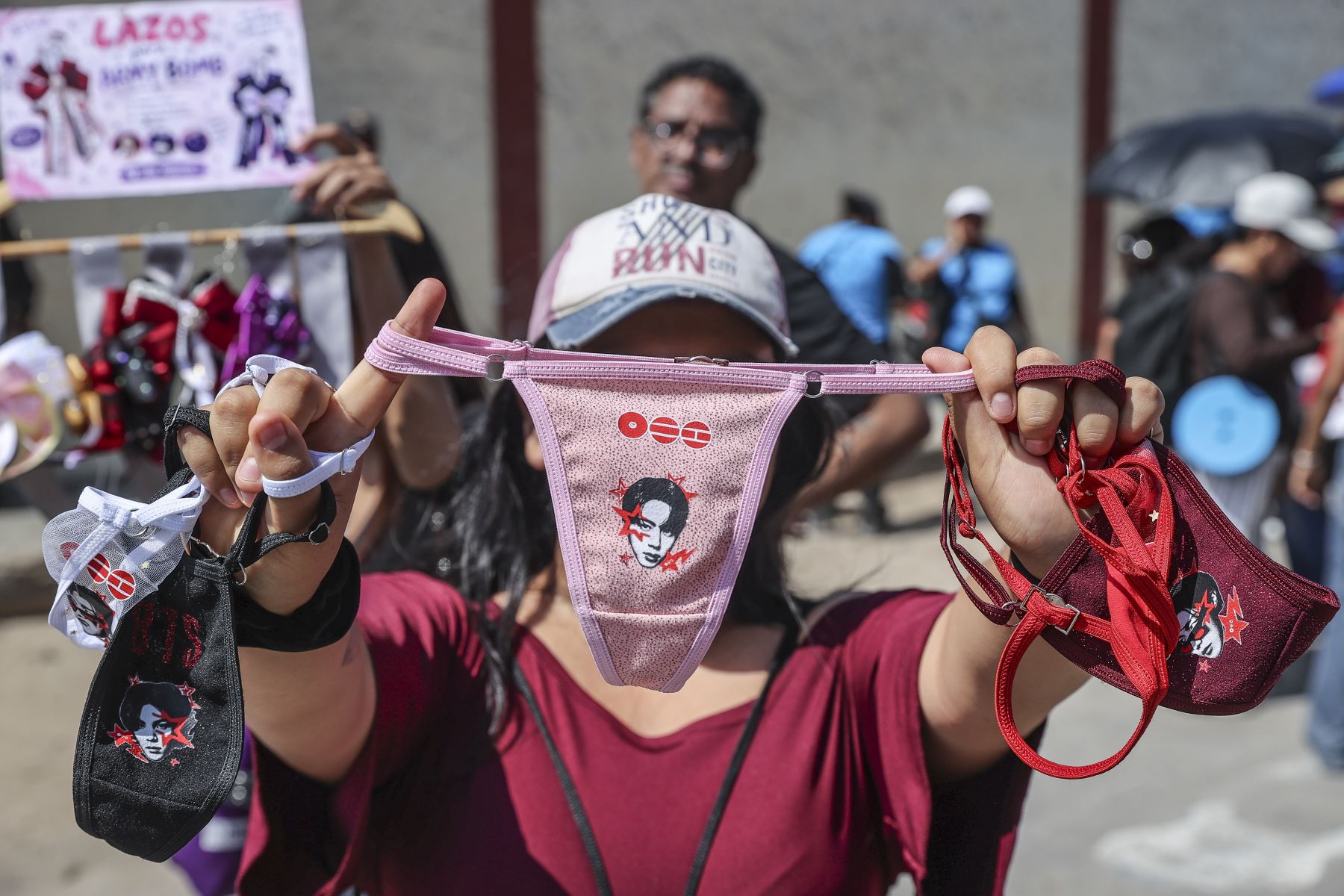 El ambiente se llena de entusiasmo, color y comercio de productos alusivos a la banda, mientras los fanáticos se preparan para disfrutar de uno de los espectáculos musicales más esperados del año. 
Foto: ANDINA/Andrés Valle