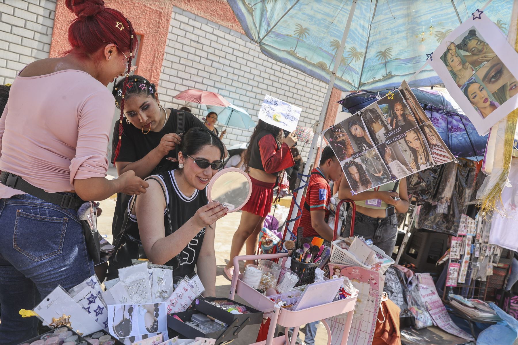 El ambiente se llena de entusiasmo, color y comercio de productos alusivos a la banda, mientras los fanáticos se preparan para disfrutar de uno de los espectáculos musicales más esperados del año. 
Foto: ANDINA/Andrés Valle