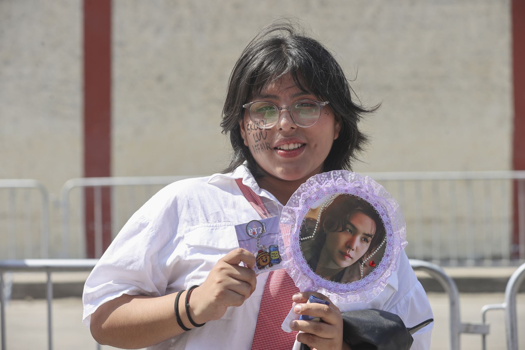 Decenas de seguidores de la banda surcoreana BTS llegan desde tempranas horas a los exteriores del estadio de la Universidad Nacional Mayor de San Marcos, donde forman largas colas bajo un intenso sol a la espera de la segunda fecha de conciertos de la agrupación.
Foto: ANDINA/Andrés Valle