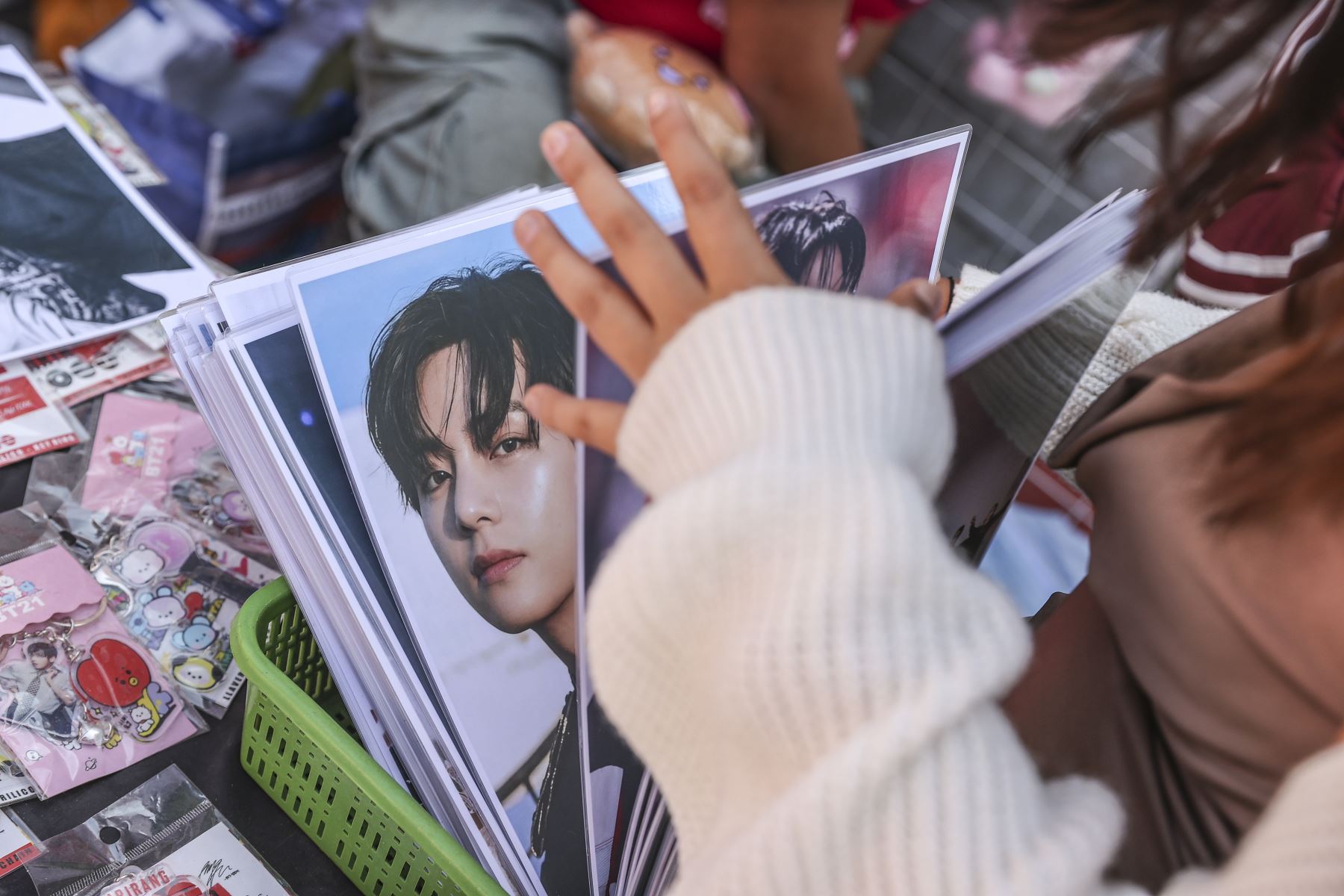 Decenas de seguidores de la banda surcoreana BTS llegan desde tempranas horas a los exteriores del estadio de la Universidad Nacional Mayor de San Marcos, donde forman largas colas bajo un intenso sol a la espera de la segunda fecha de conciertos de la agrupación. 
Foto: ANDINA/Andrés Valle