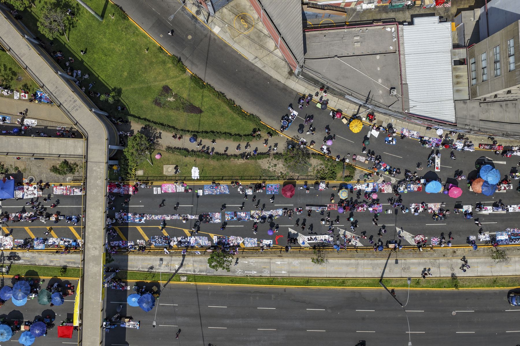 Decenas de seguidores de la banda surcoreana BTS llegan desde tempranas horas a los exteriores del estadio de la Universidad Nacional Mayor de San Marcos, donde forman largas colas bajo un intenso sol a la espera de la segunda fecha de conciertos de la agrupación. El ambiente se llena de entusiasmo, color y comercio de productos alusivos a la banda, mientras los fanáticos se preparan para disfrutar de uno de los espectáculos musicales más esperados del año. 
Foto: ANDINA/Andrés Valle