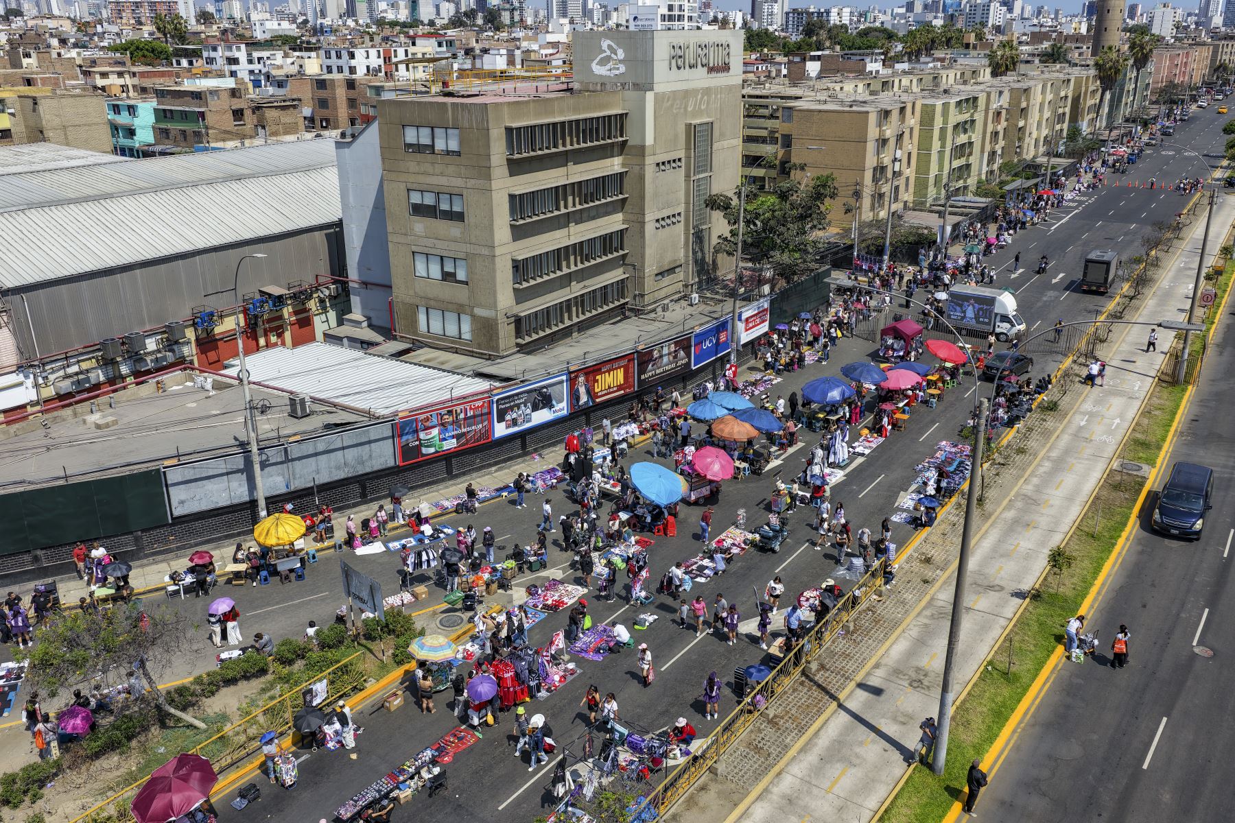 Decenas de seguidores de la banda surcoreana BTS llegan desde tempranas horas a los exteriores del estadio de la Universidad Nacional Mayor de San Marcos, donde forman largas colas bajo un intenso sol a la espera de la segunda fecha de conciertos de la agrupación. 
Foto: ANDINA/Andrés Valle