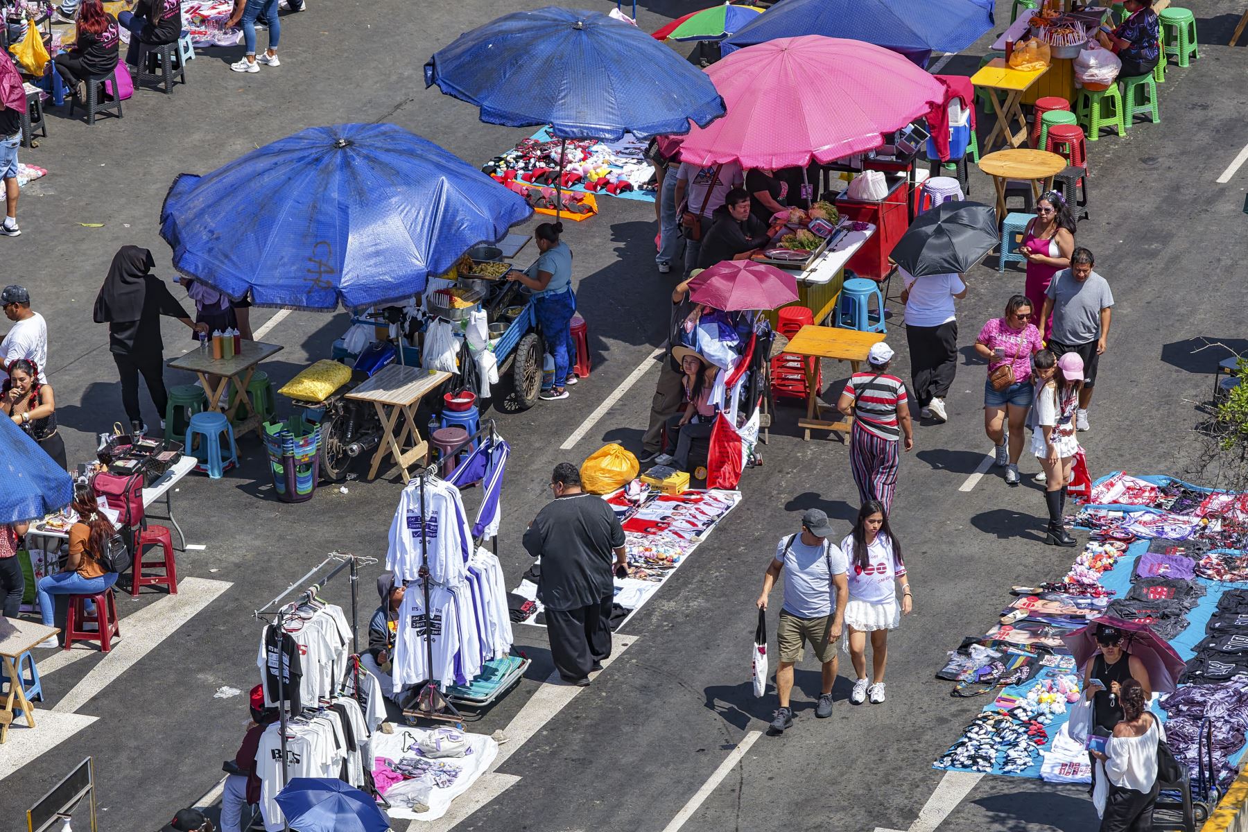 El ambiente se llena de entusiasmo, color y comercio de productos alusivos a la banda, mientras los fanáticos se preparan para disfrutar de uno de los espectáculos musicales más esperados del año. 
Foto: ANDINA/Andrés Valle