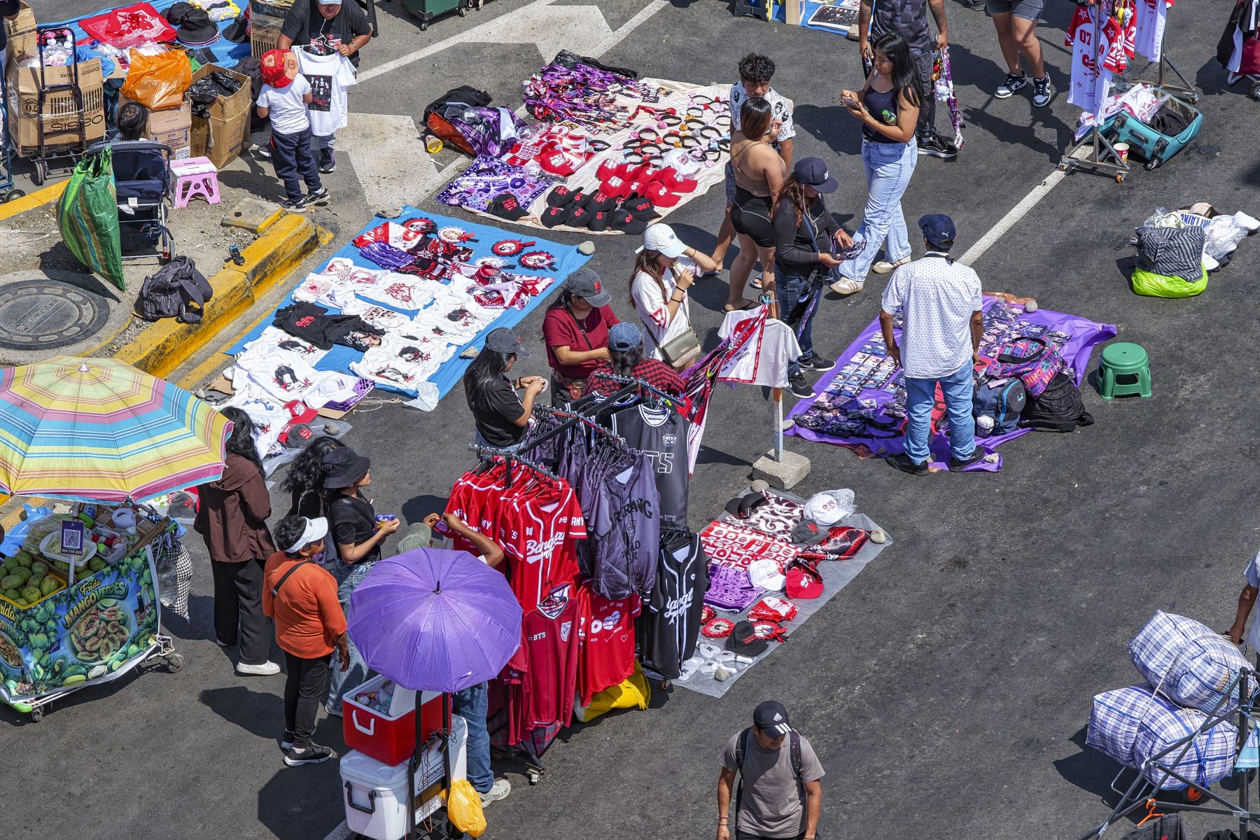 Decenas de seguidores de la banda surcoreana BTS llegan desde tempranas horas a los exteriores del estadio de la Universidad Nacional Mayor de San Marcos, donde forman largas colas bajo un intenso sol a la espera de la segunda fecha de conciertos de la agrupación.  
Foto: ANDINA/Andrés Valle