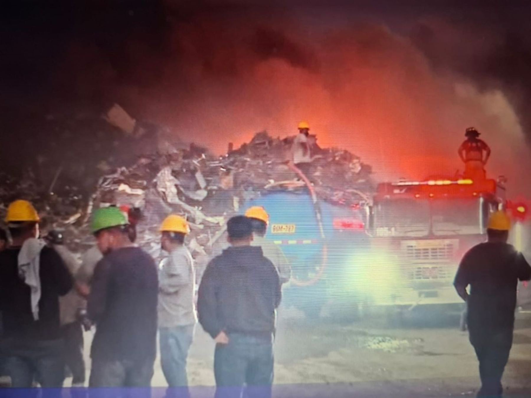 Villa el Salvador: Más de 14 unidades de bomberos atiende incendio en almacén de reciclaje