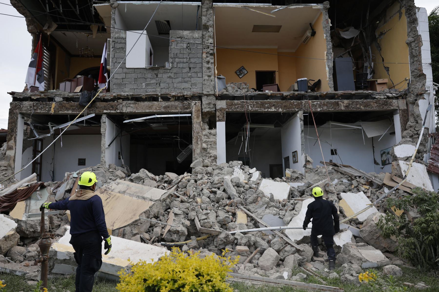 Socorristas observan una edificación afectada por el terremoto de magnitud 7,7 que sacudió el sureste de Panamá, con una profundidad de 10 kilómetros y generó daños en varios edificios y carreteras cercanas a la localidad de Tonosí, epicentro del temblor, este viernes en Penonomé (Panamá). Foto: EFE