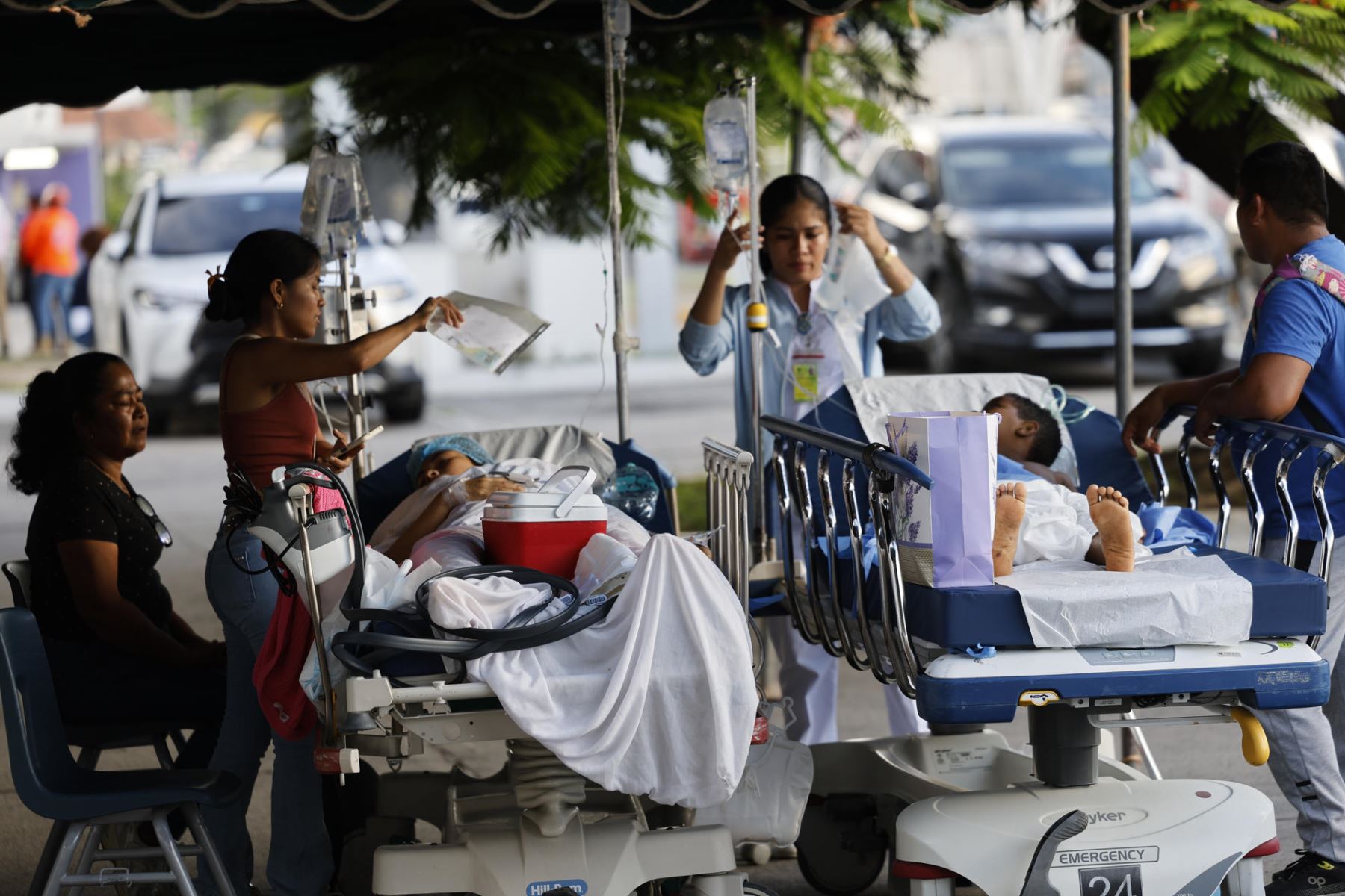 Pacientes del Hospital Aquilino Tejeira son atendidos luego del terremoto de magnitud 7,7 que sacudió el sureste de Panamá, con una profundidad de 10 kilómetros y generó daños en varios edificios y carreteras cercanas a la localidad de Tonosí, epicentro del temblor, este viernes en Penonomé (Panamá). EFE