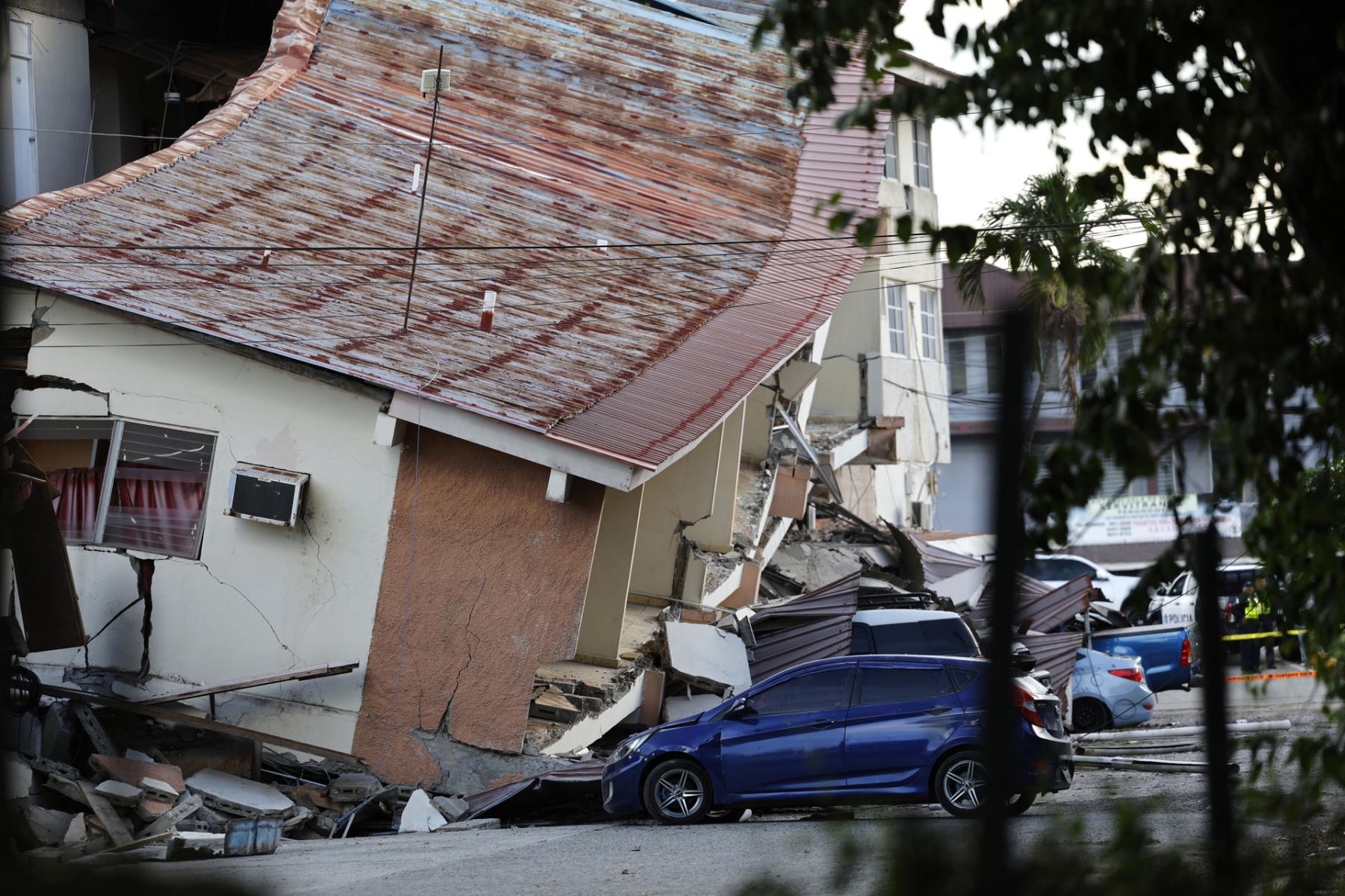 Fotografía que muestra una edificación afectada por el terremoto de magnitud 7,7 que sacudió el sureste de Panamá, con una profundidad de 10 kilómetros y generó daños en varios edificios y carreteras cercanas a la localidad de Tonosí, epicentro del temblor, este viernes en Penonomé (Panamá). EFE