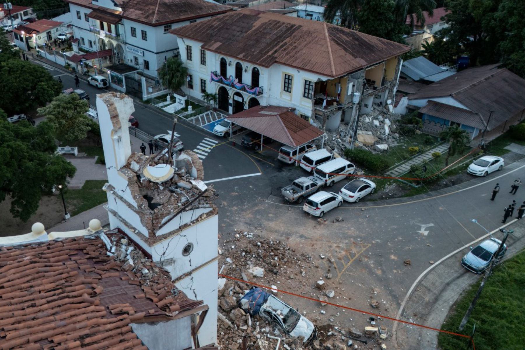 Esta vista aérea muestra la catedral  y el edificio de la Gobernación de Penonomé tras el colapso de ambas estructuras, provocado por un terremoto de magnitud 7,6 que sacudió el país el 9 de octubre de 2026 en Penonomé, Panamá. Según el Servicio Geológico de los Estados Unidos (USGS), el sismo de magnitud 7,6 generó pánico en la capital, aunque hasta el momento no se han reportado víctimas ni daños. Foto: AFP