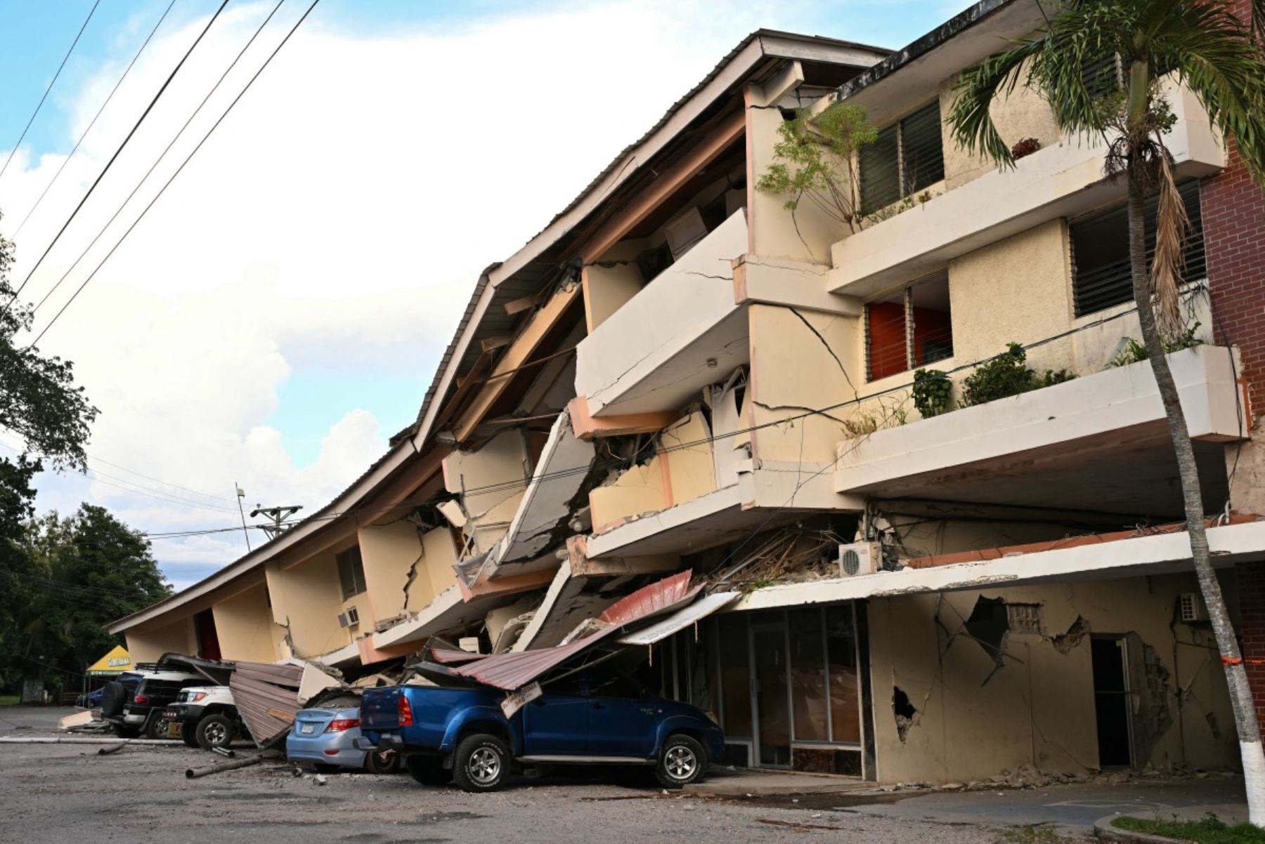 Esta imagen muestra un edificio derrumbado y vehículos dañados tras un terremoto de magnitud 7,6 que sacudió el país, en Penonomé, Panamá, el 9 de octubre de 2026. Según el Servicio Geológico de Estados Unidos (USGS), un sismo de magnitud 7,6 sacudió Panamá y provocó pánico en la capital, aunque hasta el momento no se han reportado víctimas ni daños. AFP