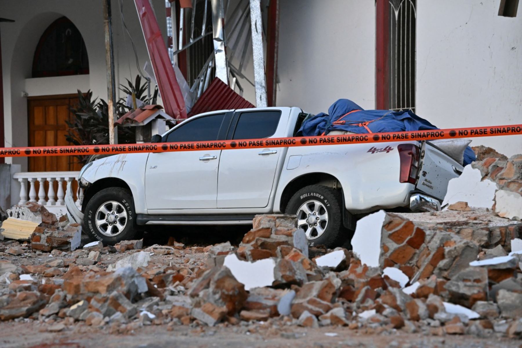 Esta imagen muestra un edificio derrumbado y un automóvil dañado en Penonomé, Panamá, tras un terremoto de magnitud 7,6 que sacudió el país. AFP