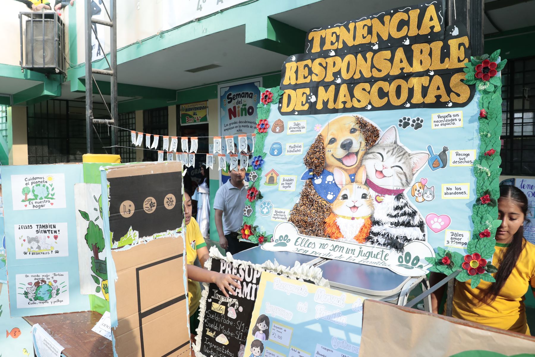 Desde la I.E. Nro. 5179 Los Pinos de Puente Piedra, el viernes 9 de octubre se realizó la feria educativa "Patitas en Acción: Cuidamos el Ambiente y Protegemos a los Animales", organizado por el grupo estudiantil "Patitas en Acción". El objetivo del evento es promover la tenencia responsable de mascotas en niños y adolescentes. Foto: ANDINA/Daniel Bracamonte
