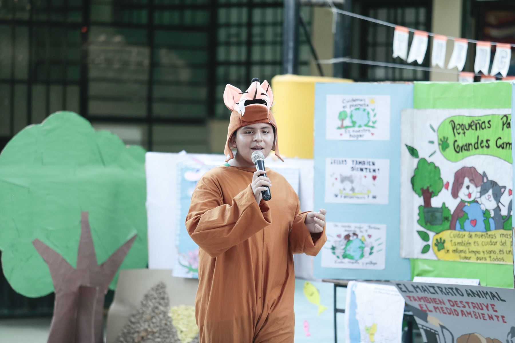 Desde la I.E. Nro. 5179 Los Pinos de Puente Piedra, el viernes 9 de octubre se realizó la feria educativa "Patitas en Acción: Cuidamos el Ambiente y Protegemos a los Animales", organizado por el grupo estudiantil "Patitas en Acción". El objetivo del evento es promover la tenencia responsable de mascotas en niños y adolescentes. Foto: ANDINA/Daniel Bracamonte