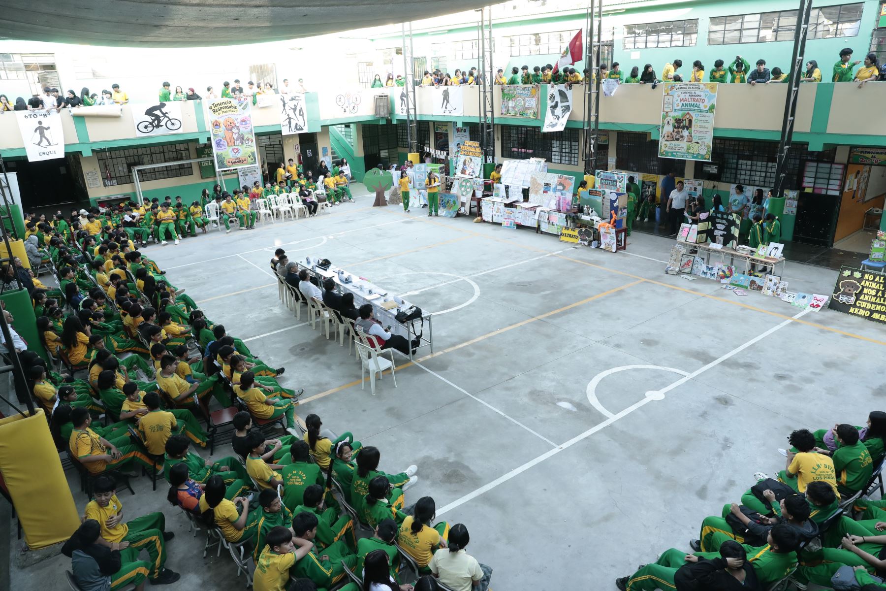 Desde la I.E. Nro. 5179 Los Pinos de Puente Piedra, el viernes 9 de octubre se realizó la feria educativa "Patitas en Acción: Cuidamos el Ambiente y Protegemos a los Animales", organizado por el grupo estudiantil "Patitas en Acción". El objetivo del evento es promover la tenencia responsable de mascotas en niños y adolescentes. Foto: ANDINA/Daniel Bracamonte