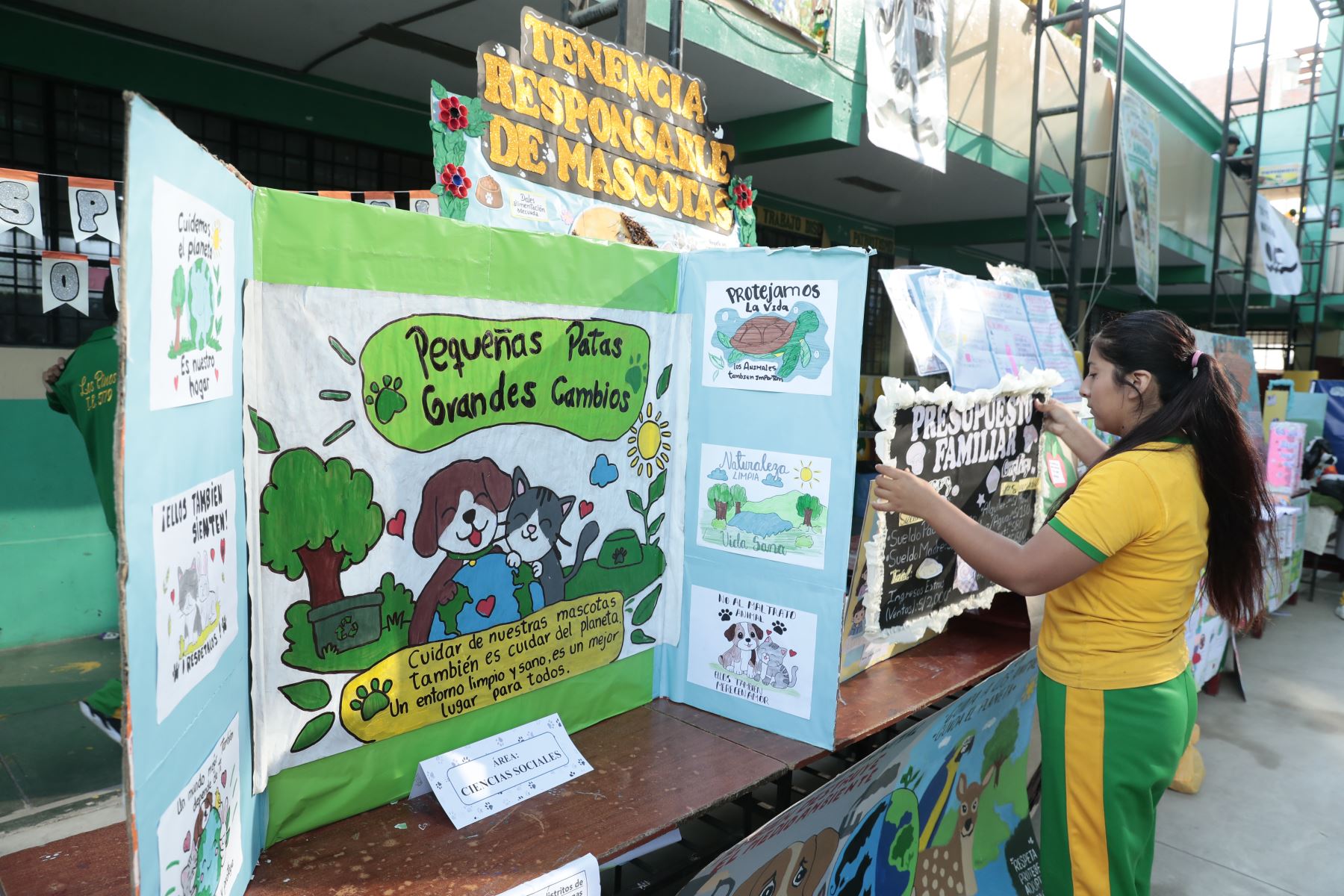 Desde la I.E. Nro. 5179 Los Pinos de Puente Piedra, el viernes 9 de octubre se realizó la feria educativa "Patitas en Acción: Cuidamos el Ambiente y Protegemos a los Animales", organizado por el grupo estudiantil "Patitas en Acción". El objetivo del evento es promover la tenencia responsable de mascotas en niños y adolescentes. Foto: ANDINA/Daniel Bracamonte