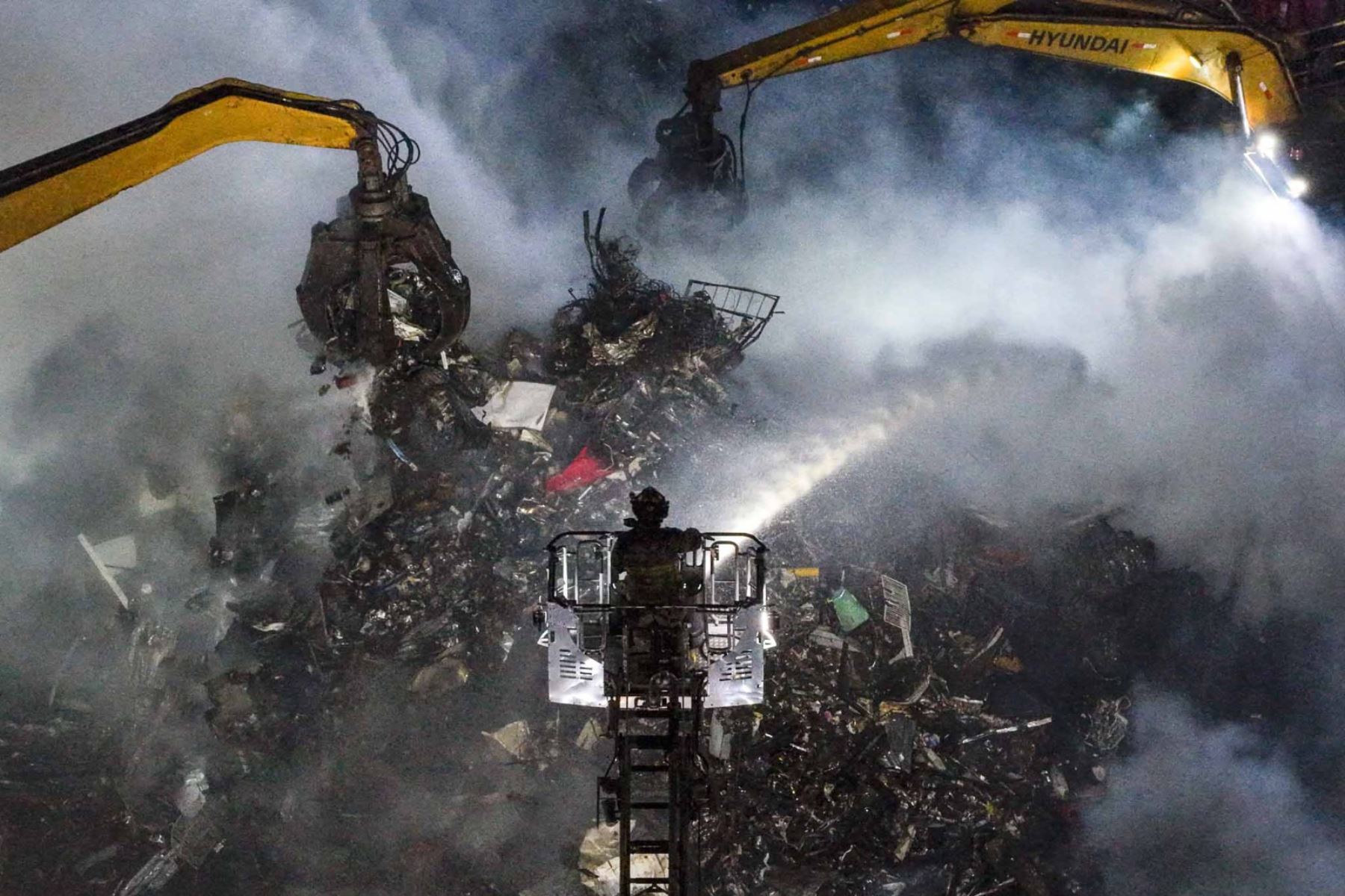 Más de 14 unidades de bomberos de diversos distritos atienden incendio en un almacén de reciclaje en la Asociación Villa Rica, ubicada en la zona industrial de Villa el Salvador la noche del viernes 9 de octubre de 2026. Foto: ANDINA/Daniel Bracamonte