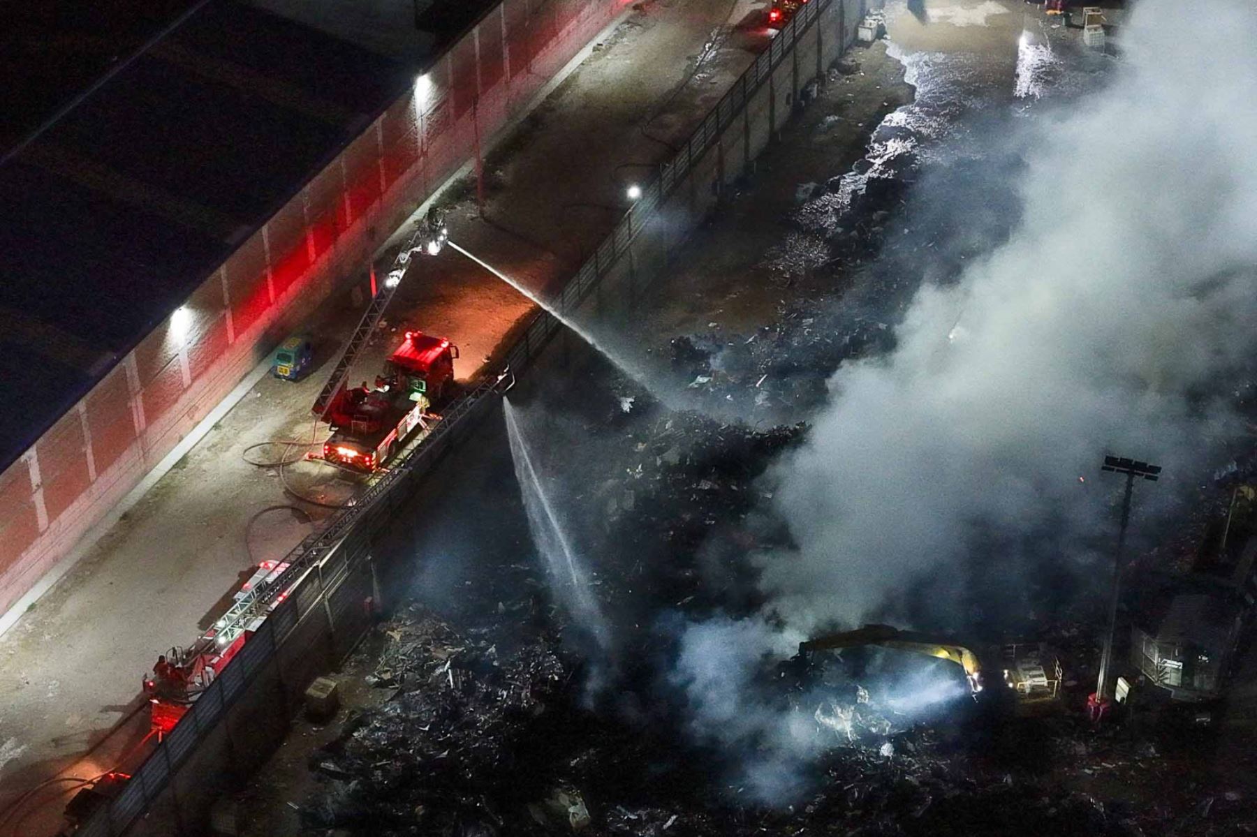 Más de 14 unidades de bomberos de diversos distritos atienden incendio en un almacén de reciclaje en la Asociación Villa Rica, ubicada en la zona industrial de Villa el Salvador la noche del viernes 9 de octubre de 2026. Foto: ANDINA/Daniel Bracamonte