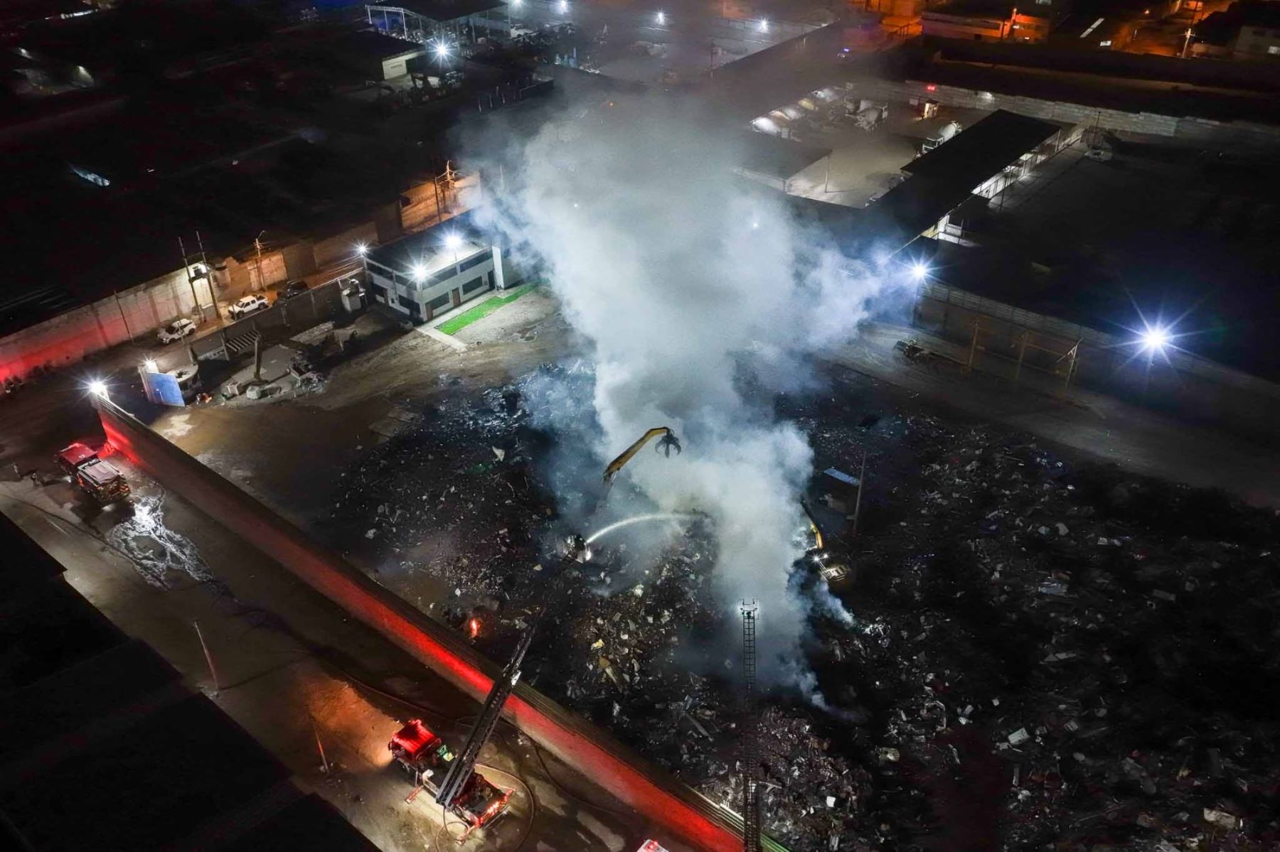 Más de 14 unidades de bomberos de diversos distritos atienden incendio en un almacén de reciclaje en la Asociación Villa Rica, ubicada en la zona industrial de Villa el Salvador la noche del viernes 9 de octubre de 2026. Foto: ANDINA/Daniel Bracamonte
